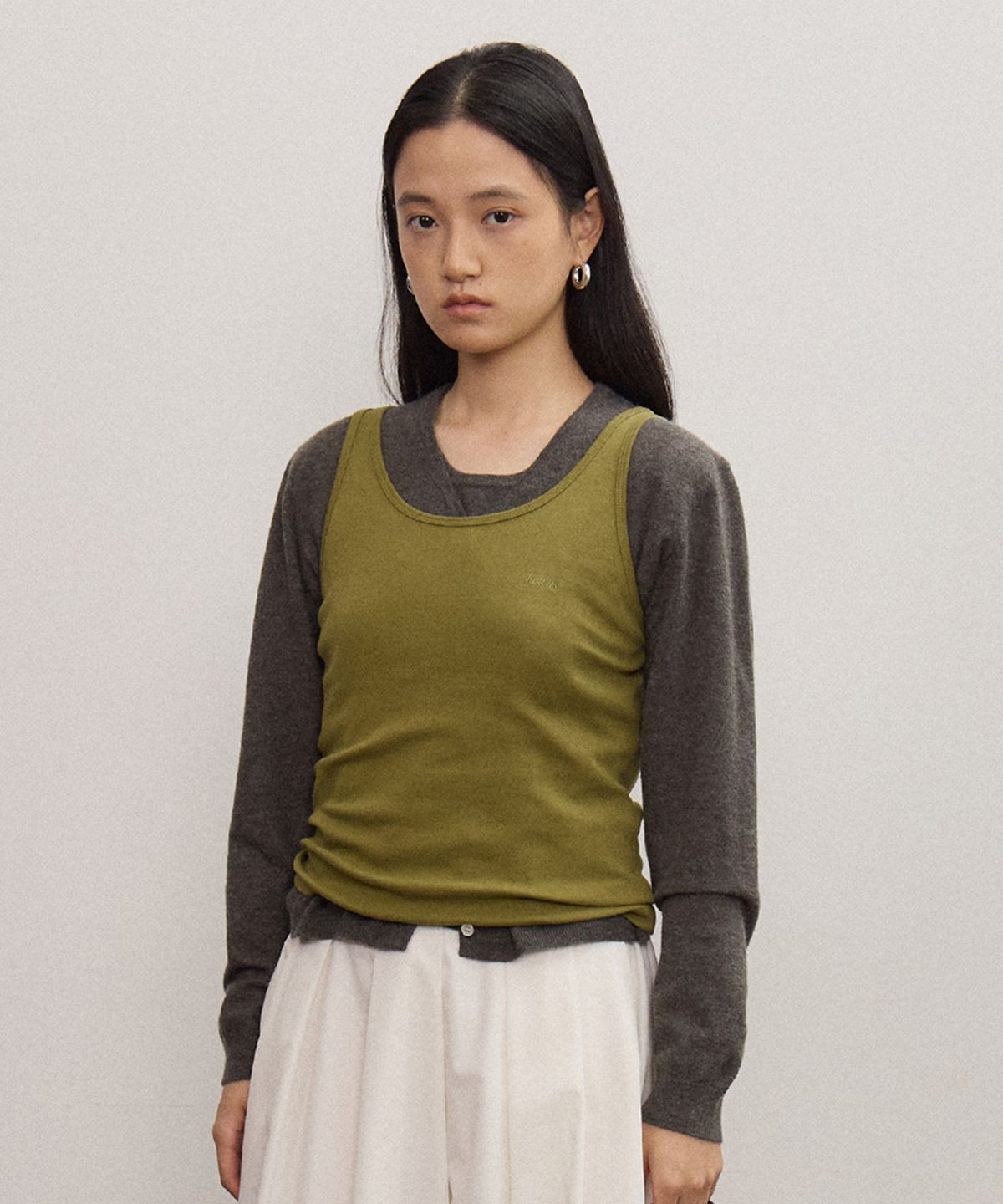 호와스(HOWUS) HOWUS LOGO SLEEVELESS (OLIVE)