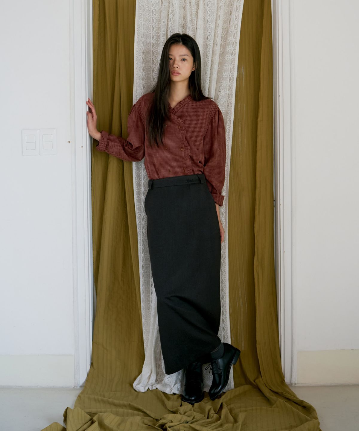 포에트서울(POETSEOUL) poete logo maxi skirt_charcoal