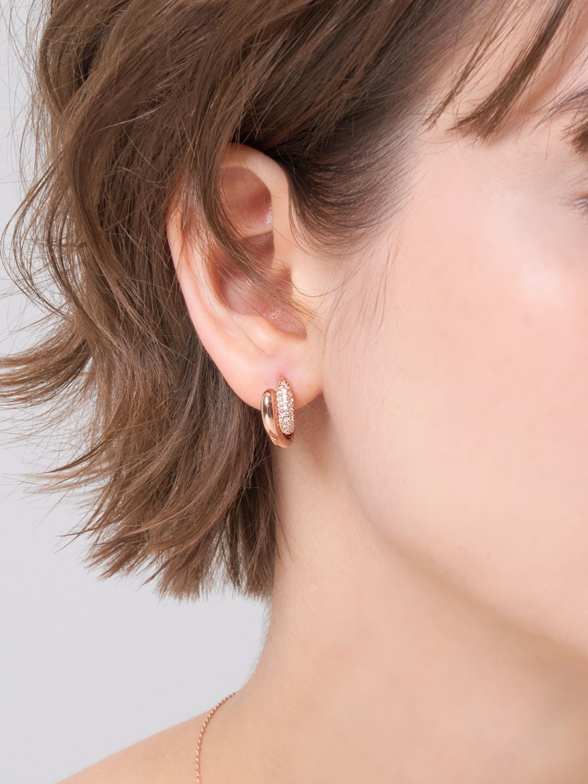 엘르주얼리(ELLEJEWELRY) 14K GF 블링 하프 스톤 원터치 귀걸이 ELGPEE573