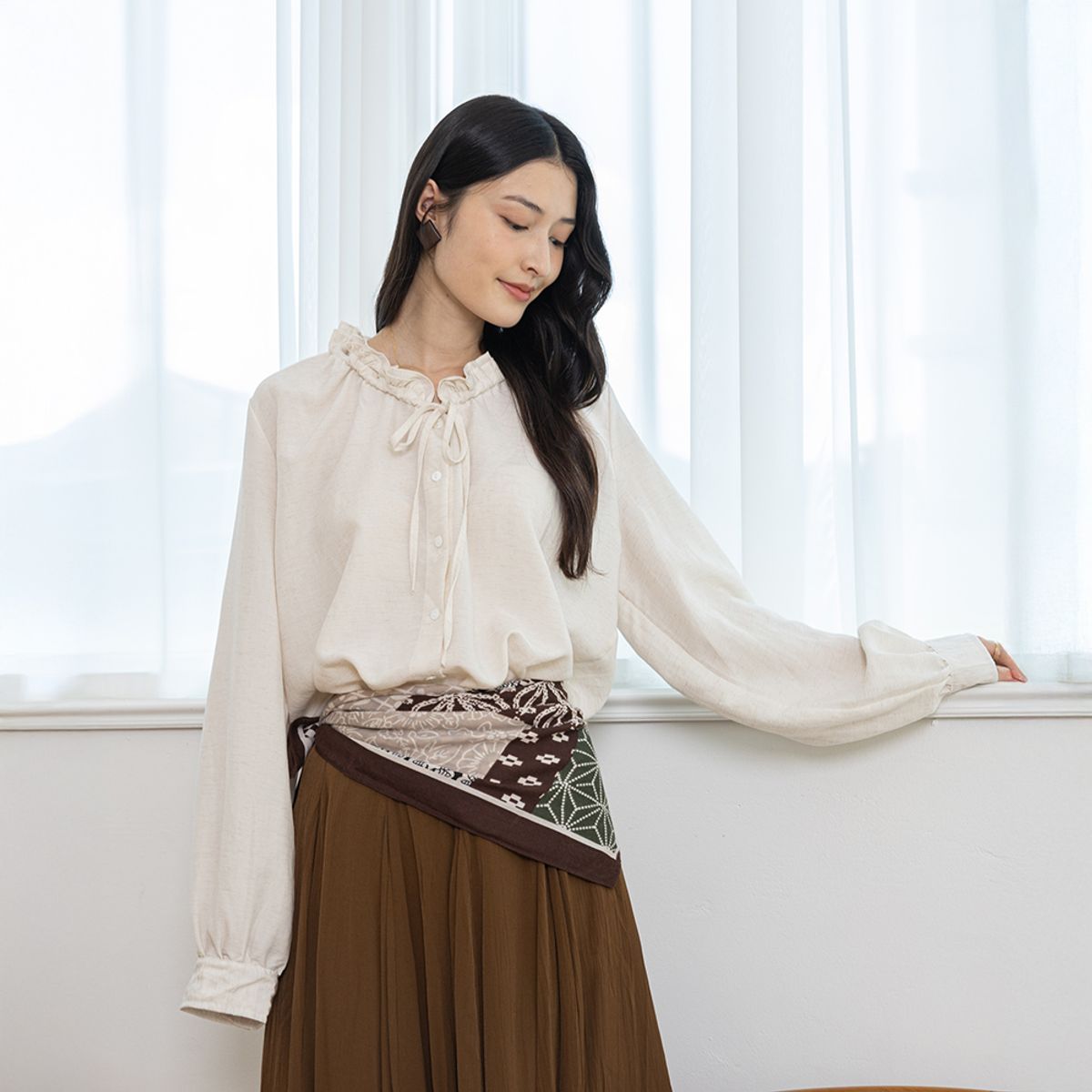 랭썬(LANGSON) LS_V-neck pleated shirt_2color