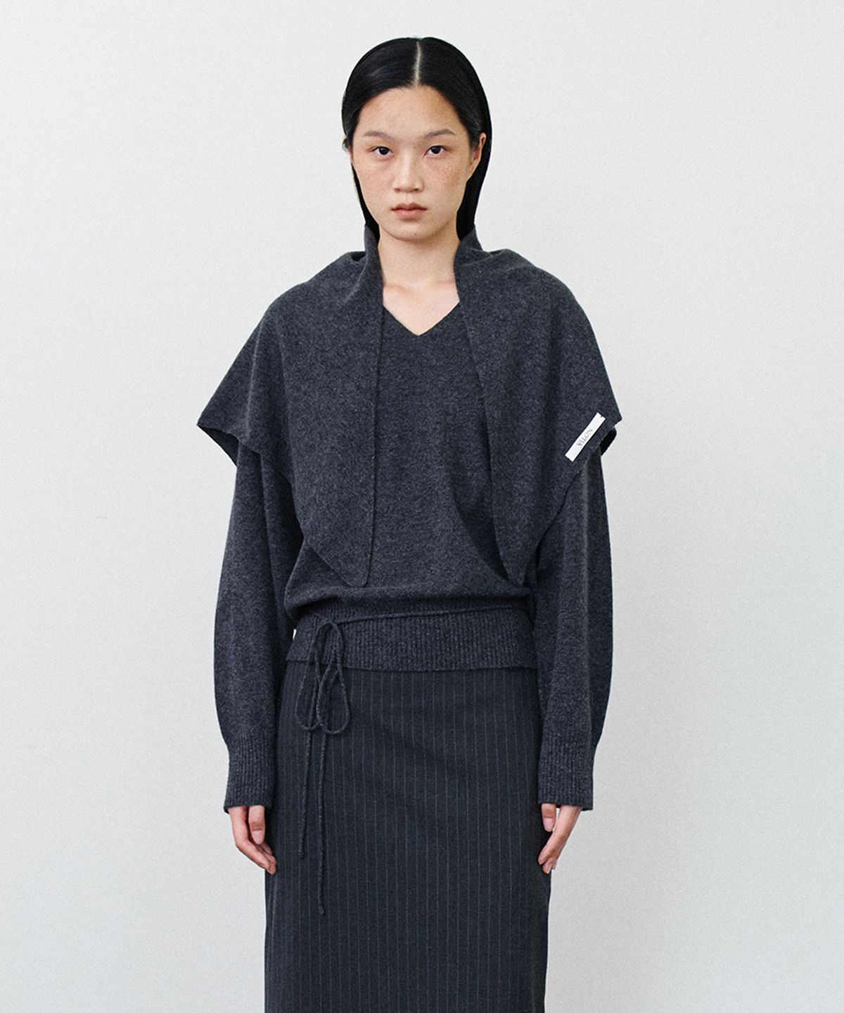노티아(NOTIA) TRIANGLE KNIT WOOL SCARF -CHARCOAL