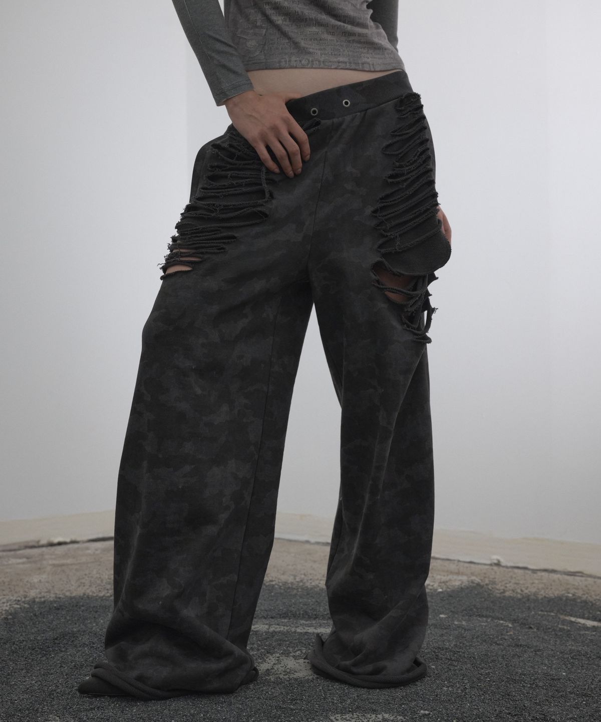도그마 엑스(DOGMA EHKS) DISTRESSED SWEAT PANTS DARK CAMO