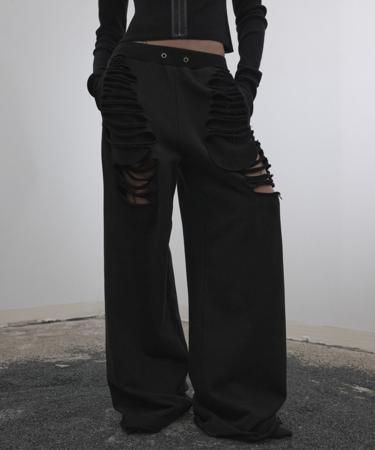 도그마 엑스(DOGMA EHKS) DISTRESSED SWEAT PANTS BLACK