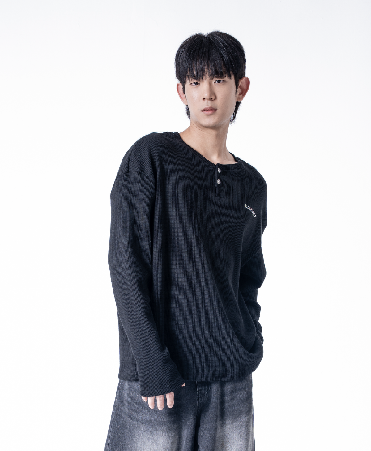 논바이러스(NONVIRUS) Back Line Henley Neck Long Sleeve Black