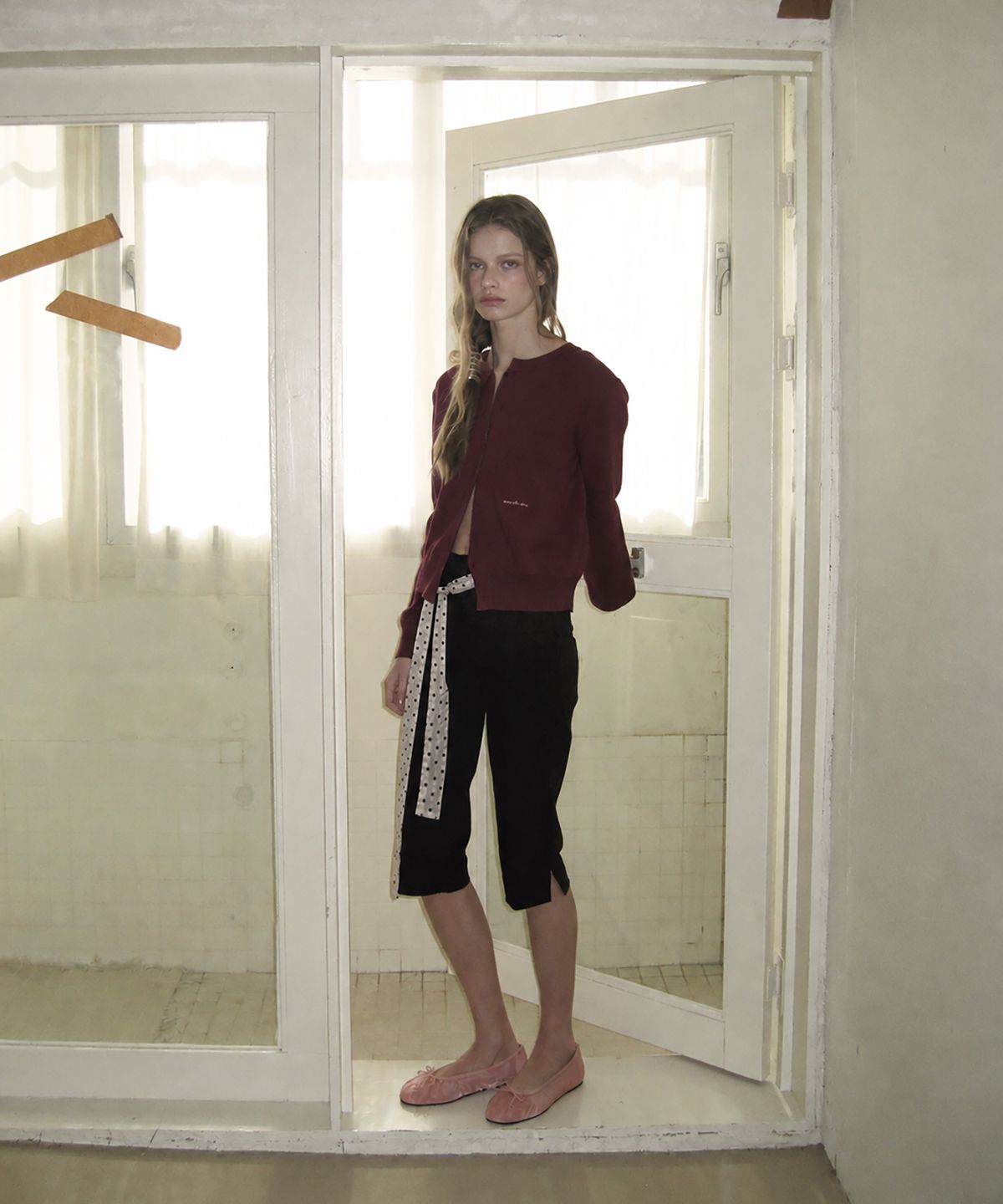 어패럴아카이브(APPAREL ARCHIVE) Dean capri slit pants - Black