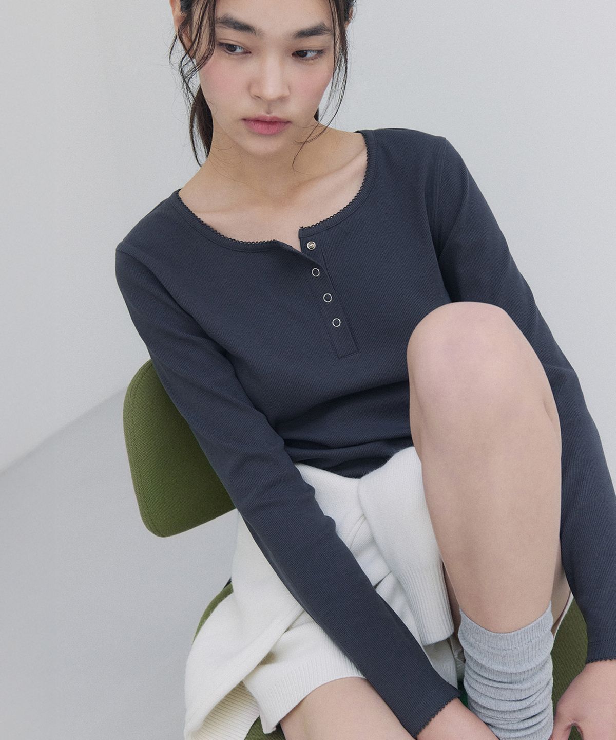 로라로라(ROLAROLA) NUBASIC BUTTON LONG SLEEVE T-SHIRT CHARCOAL