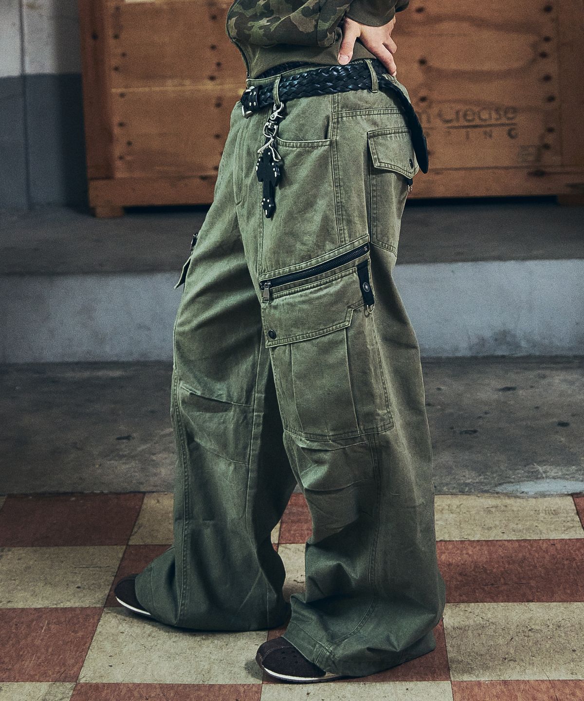 아캄(AAKAM) Knee Pin-Tuck Zippered Cargo Pants (Khaki)