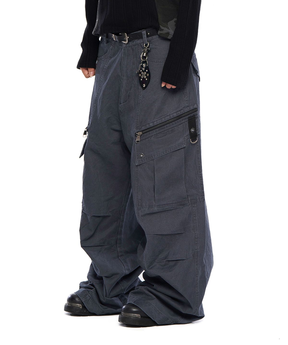 아캄(AAKAM) Knee Pin-Tuck Zippered Cargo Pants (Dark Gray)