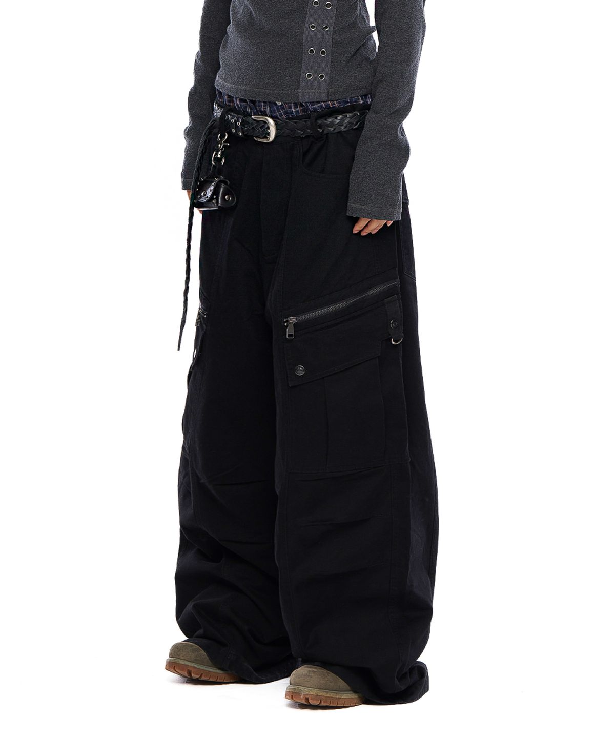 아캄(AAKAM) Knee Pin-Tuck Zippered Cargo Pants (Black)