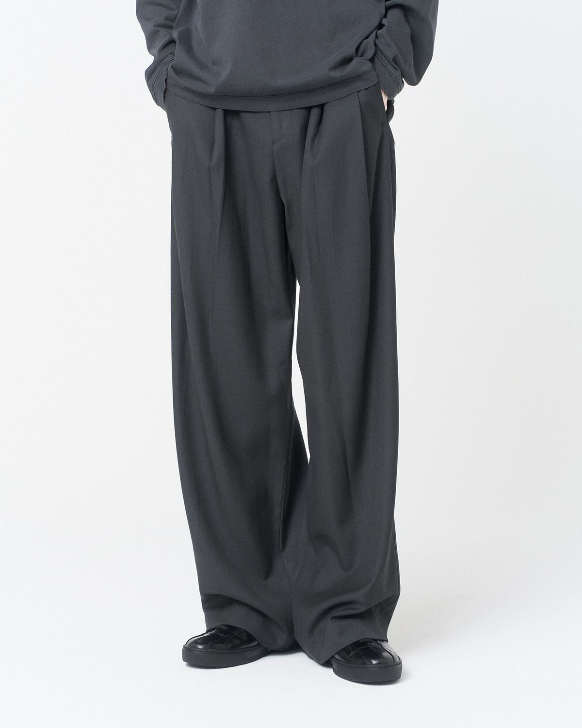 미세키서울 맨(MISEKISEOUL MEN) Two tuck wide pants CHARCOAL
