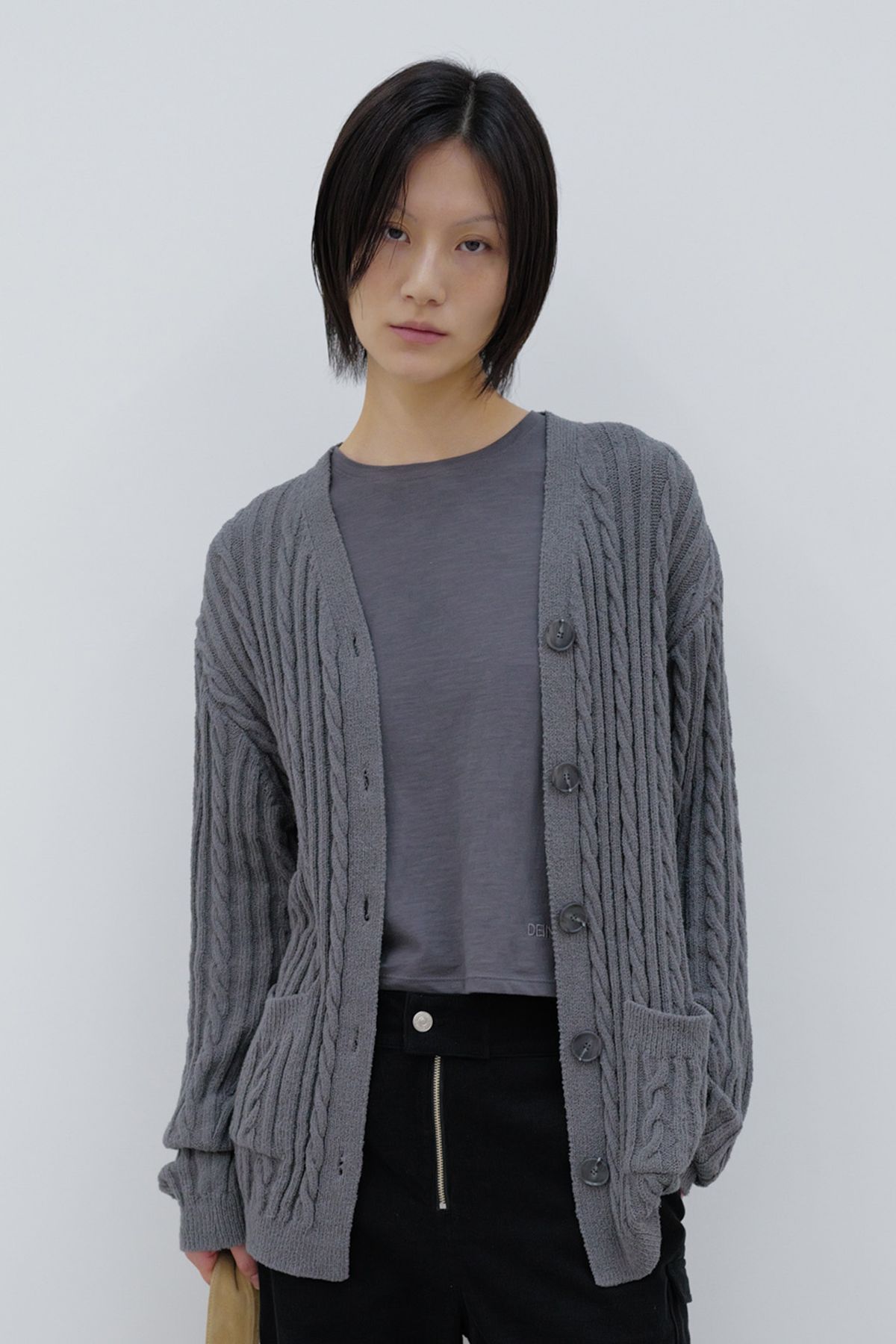 다이닛(DEINET) DEINET CABLE CARDIGAN IN CHARCOAL