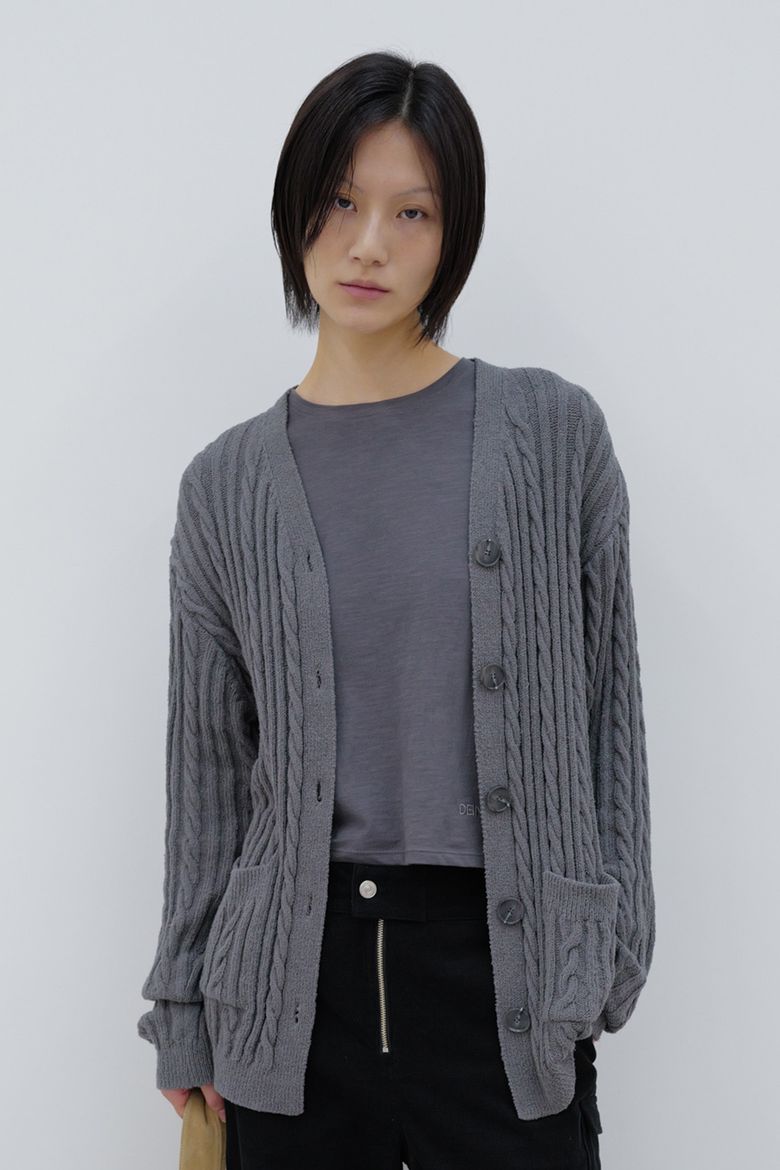 DEINET CABLE CARDIGAN IN CHARCOAL