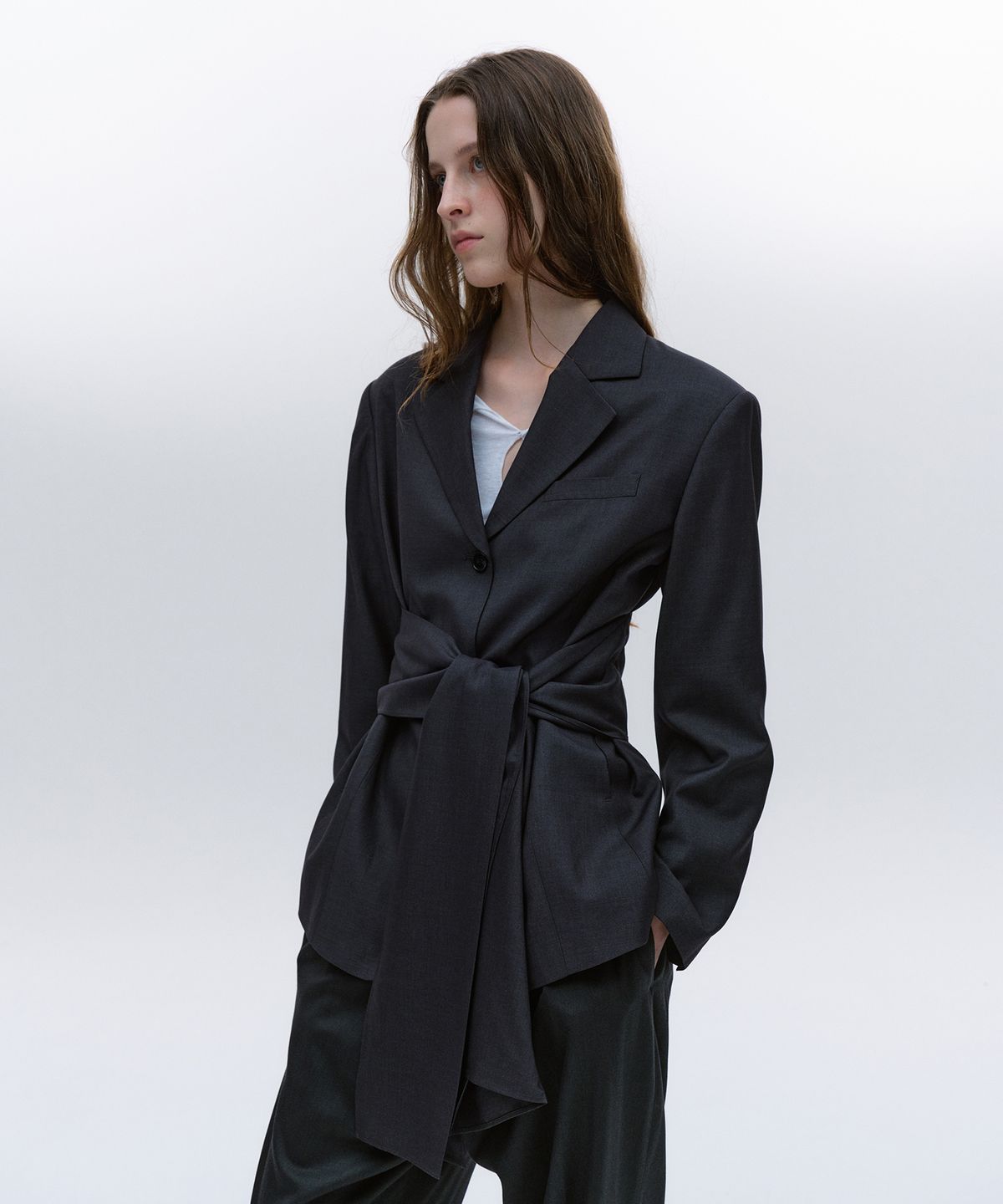 솔티페블(SALTY PEBBLE) STRAP DETAIL BLAZER [CHARCOAL]