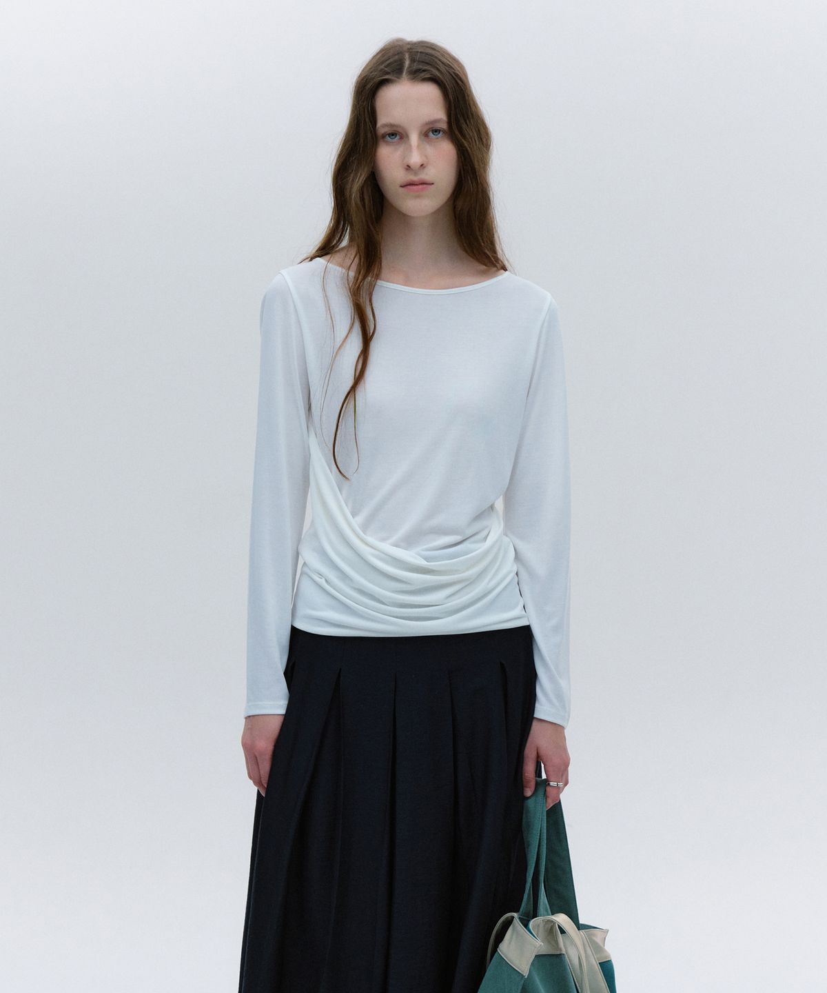 솔티페블(SALTY PEBBLE) UNBALANCED DRAPING TOP [WHITE]