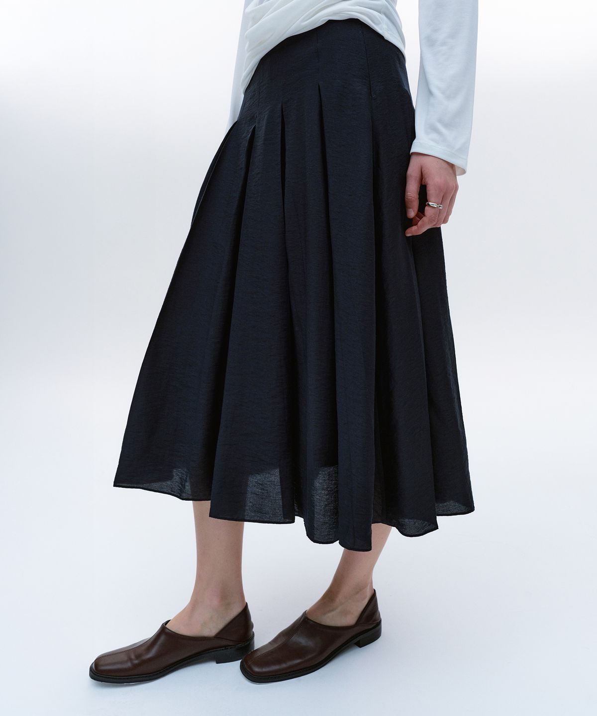 솔티페블(SALTY PEBBLE) SHIMMER PLEATED SKIRT [NAVY]