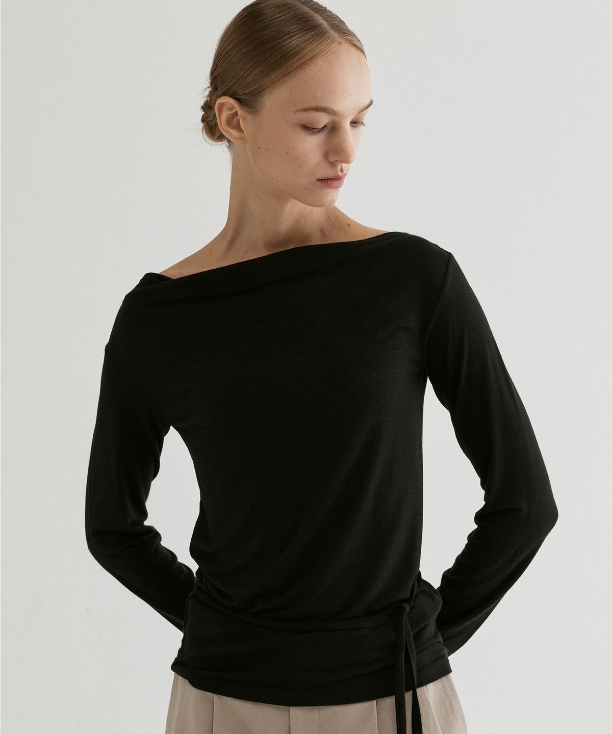프롬웨얼(FROMWHERE) Drape Boat Neck Tie-Waist Top Black