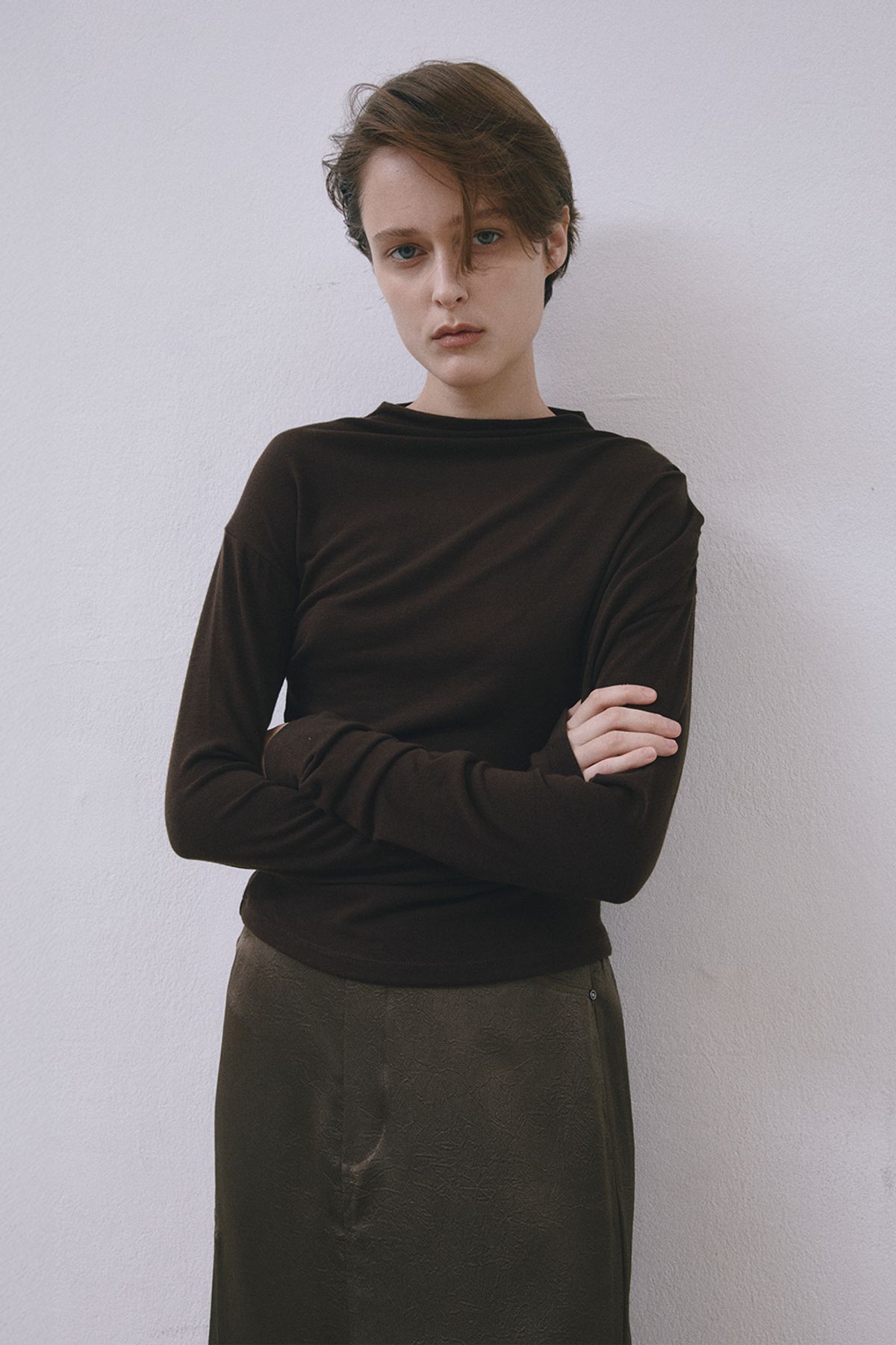 미드앤로우(MIDNLOW) Mock Neck Draped T-shirts (Brown)