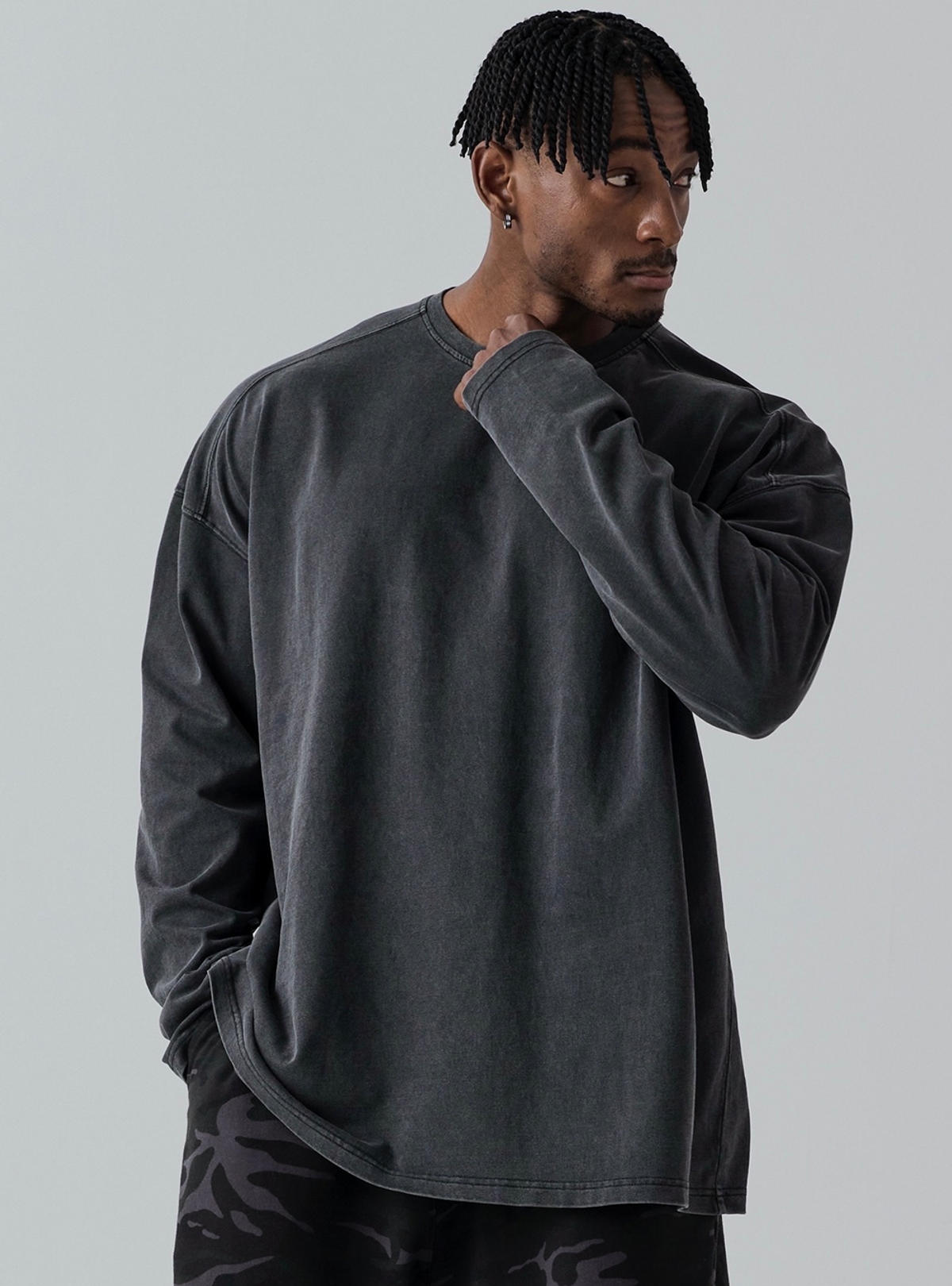 베르만 어패럴(VERMANN APPAREL) 피그먼트 쉐입드 숄더 오버핏 롱슬리브 3colors