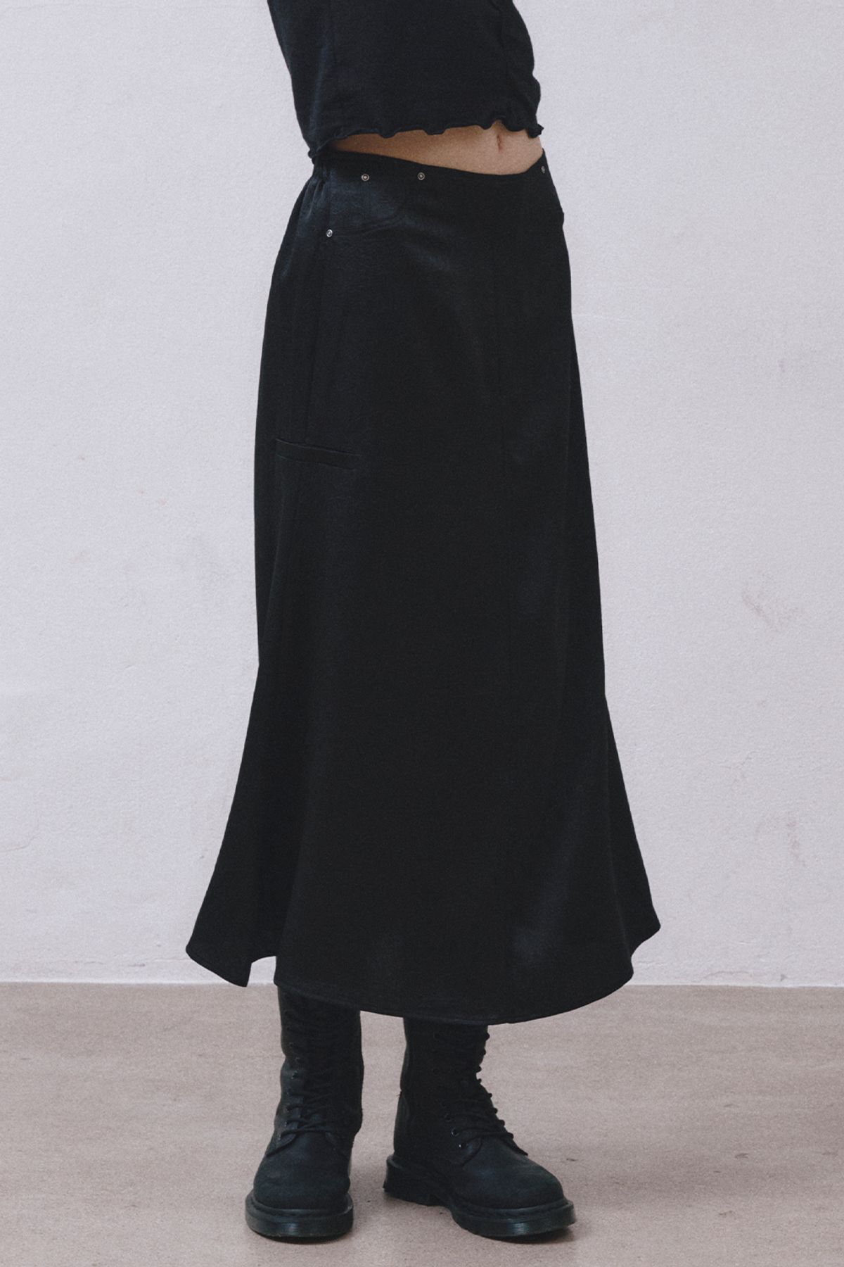 미드앤로우(MIDNLOW) Crease satin skirt (Black)