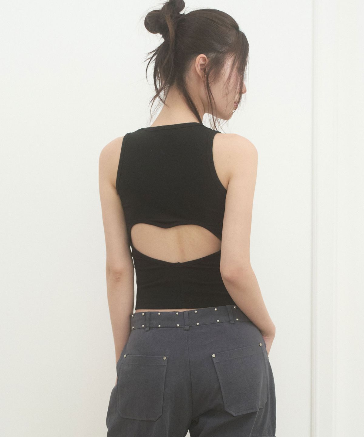 리메크(LIEMÉQUE) 백 하트 슬리브리스 탑 블랙