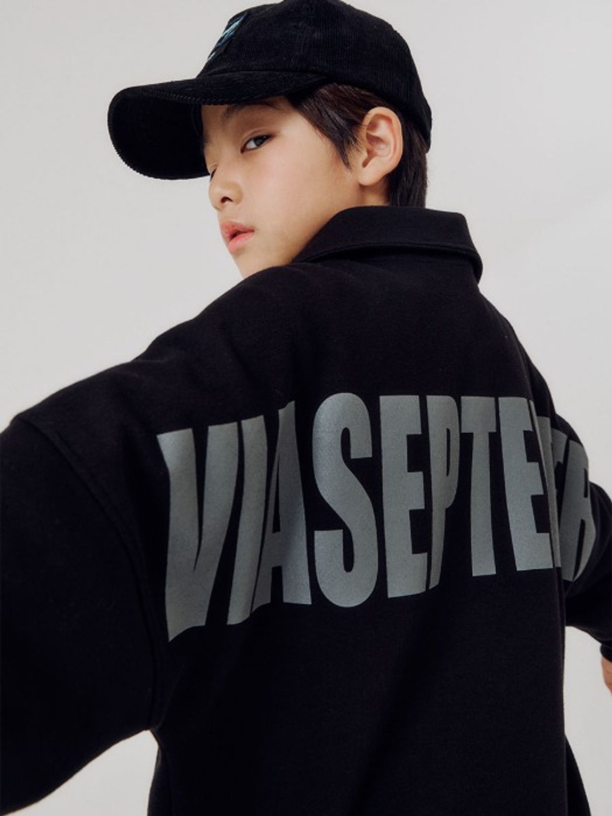 비아셉템버(VIASEPTEMBER) 드루프 하프넥 집업 점퍼 블랙