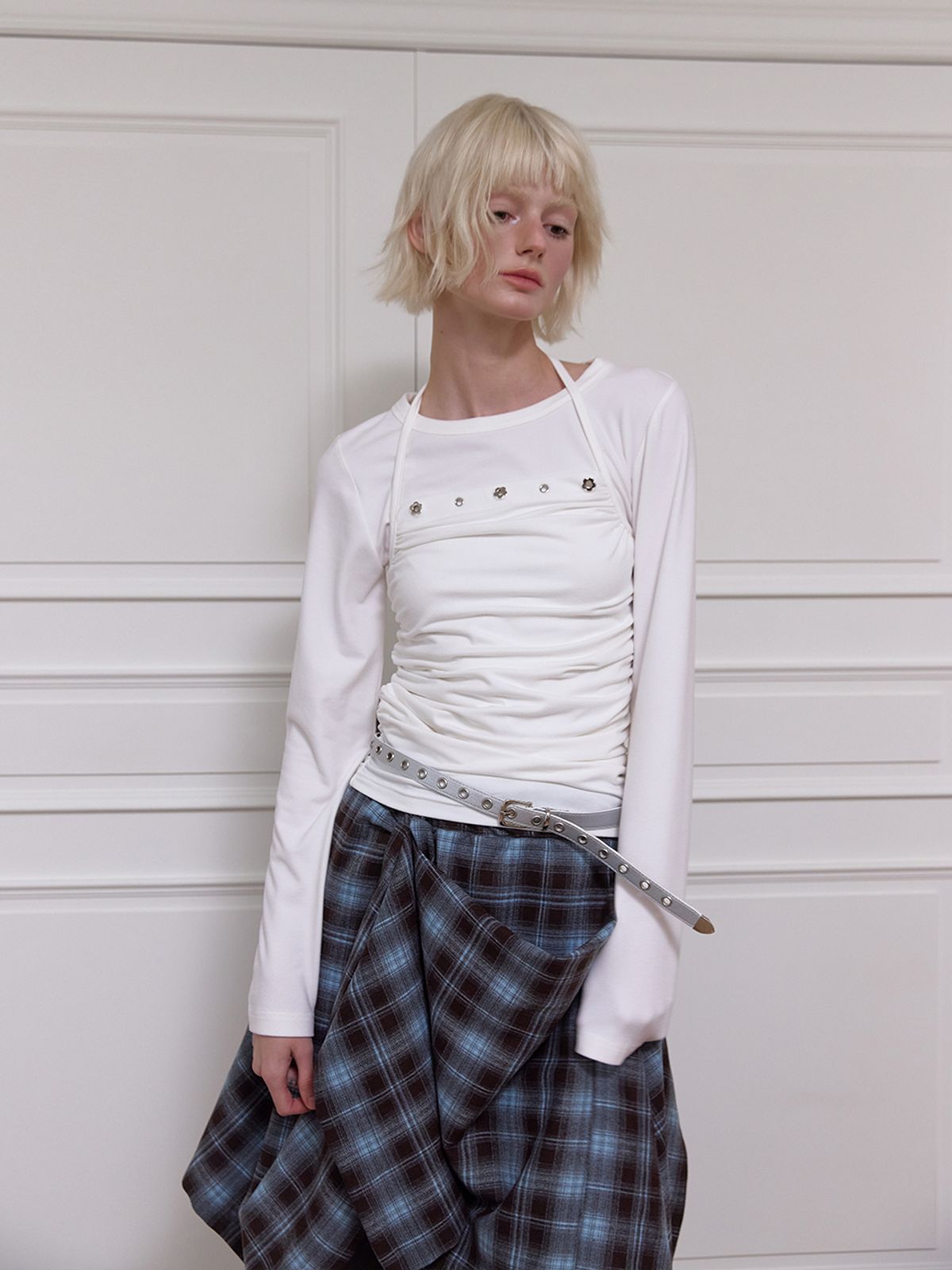 민더리(MEENDERI) FLOWER EYELET SHIRRING SLEEVELESS - WHITE