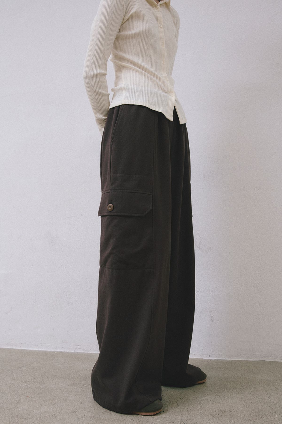 미드앤로우(MIDNLOW) Big Pocket Wide Pants (Dark Brown)