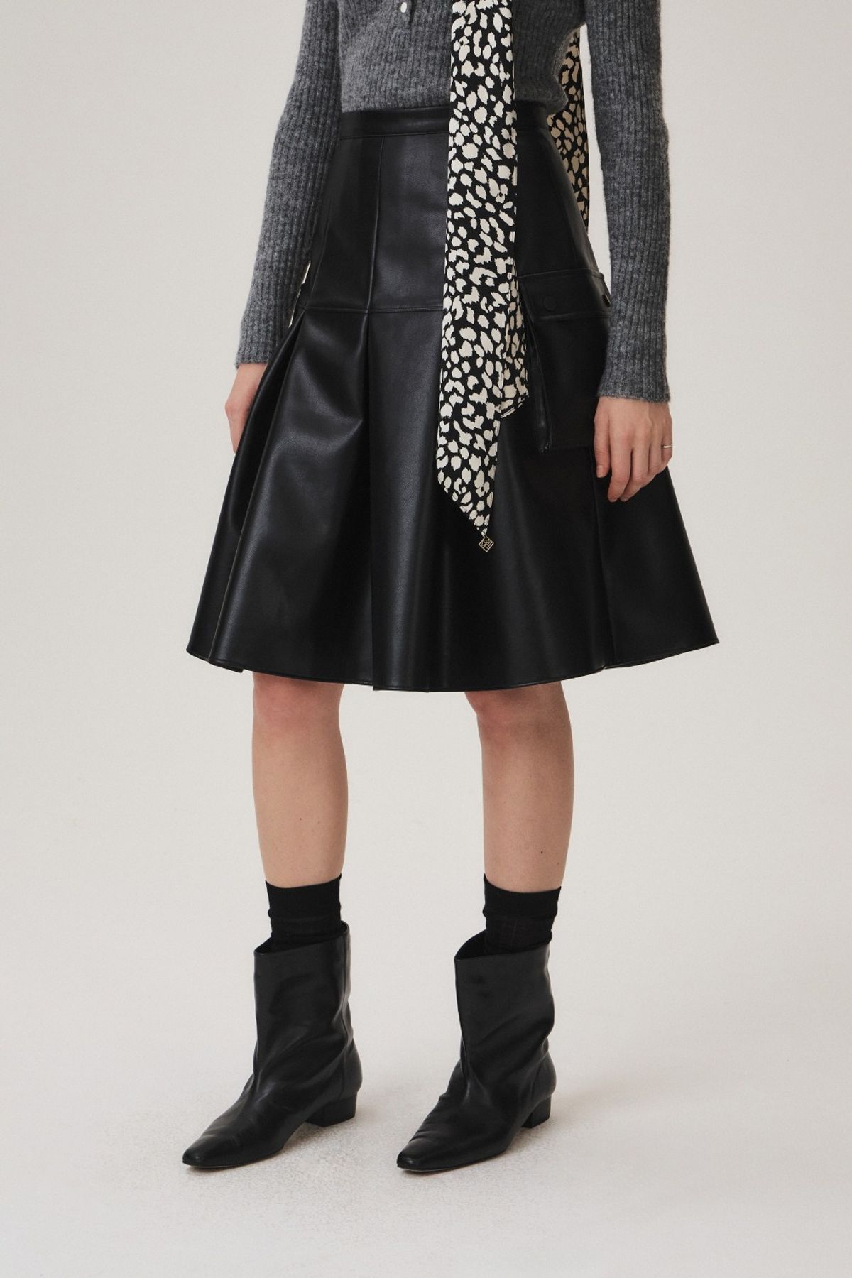 쿠메(KUMÉ) Vegan Leather Pleated Cargo Skirt, Black