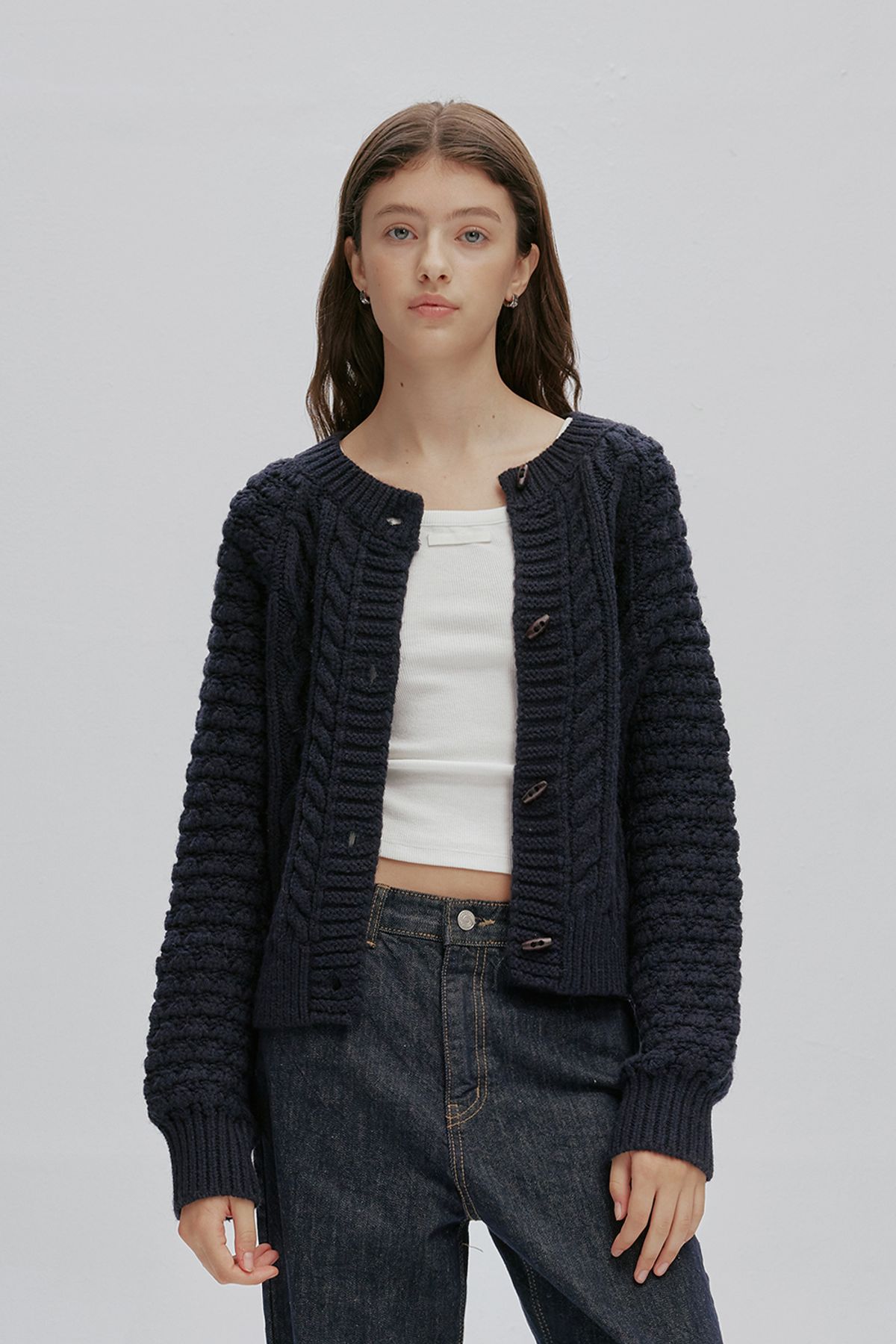 애프터아워즈(AFTERHOURS) COZY CABLE KNIT CARDIGAN (NAVY)