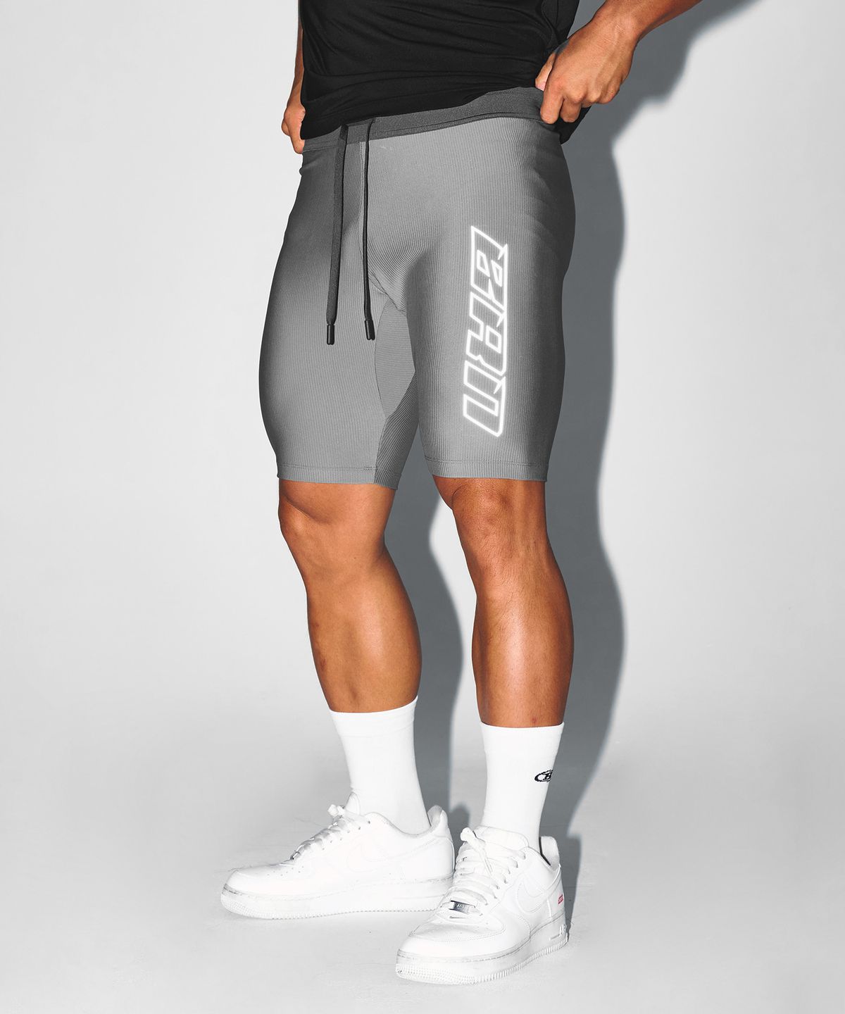 본투윈(BORN TO WIN) BRN SIDE LOGO SHORT LEGGINGS [CHARCOAL]