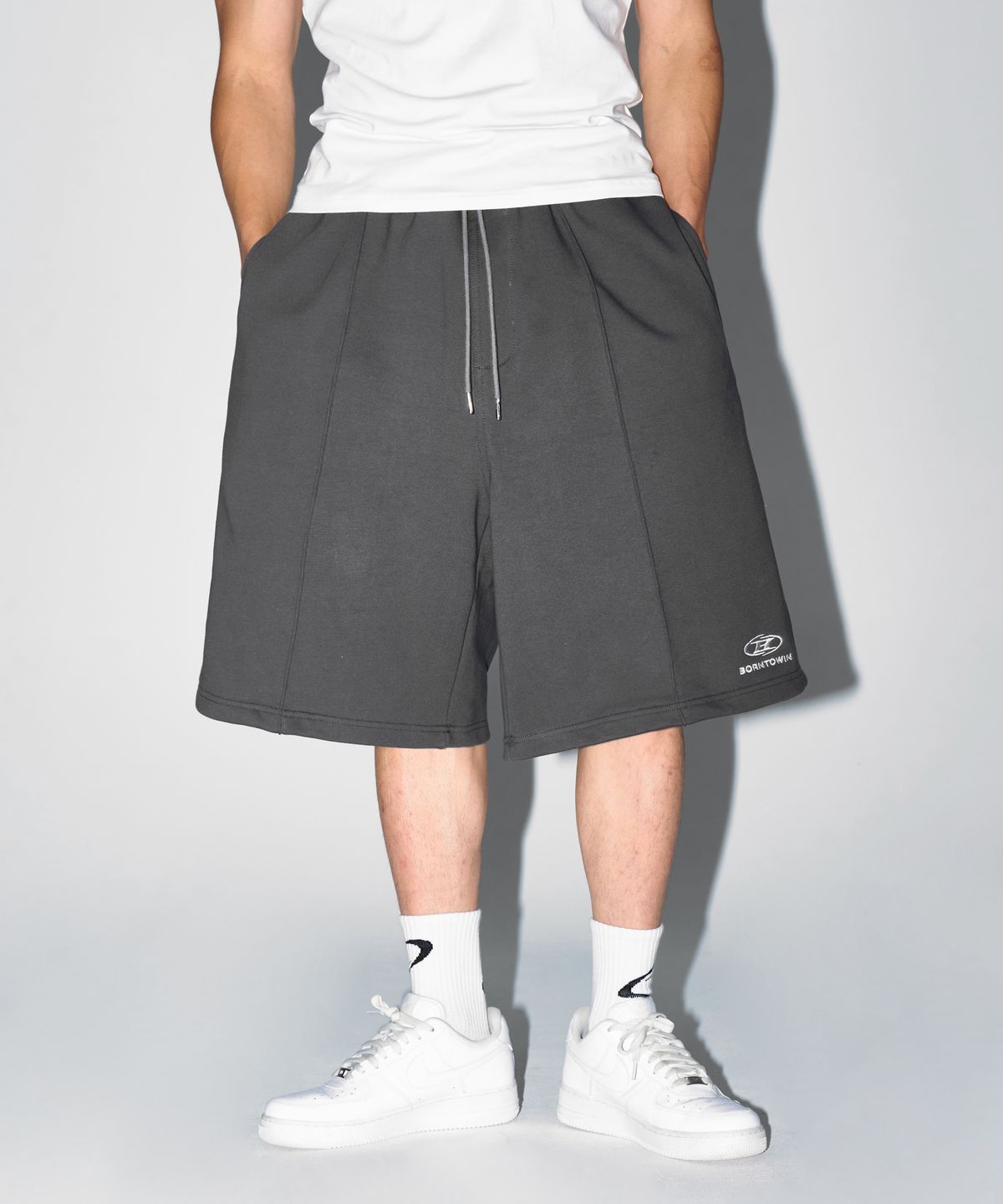 본투윈(BORN TO WIN) B-SYMBOL LOGO PINTUCK BERMUDA PANTS [CHARCOAL]