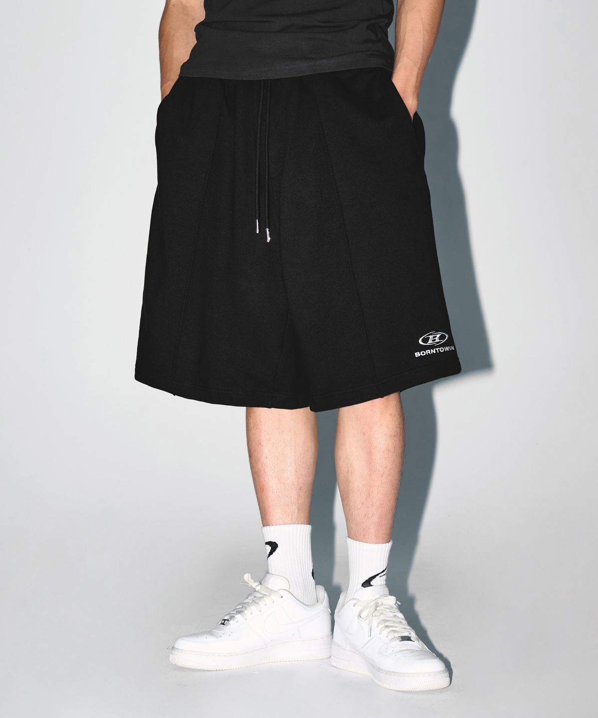 본투윈(BORN TO WIN) B-SYMBOL LOGO PINTUCK BERMUDA PANTS [BLACK]