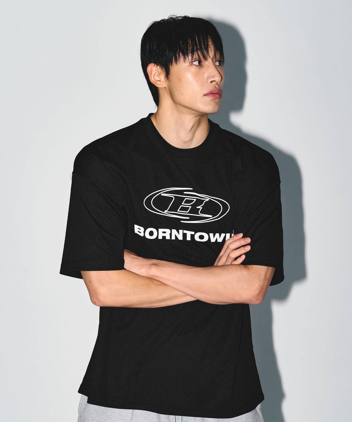 본투윈(BORN TO WIN) STROKE B LOGO SEMI OVER FIT T-SHIRTS [BLACK]