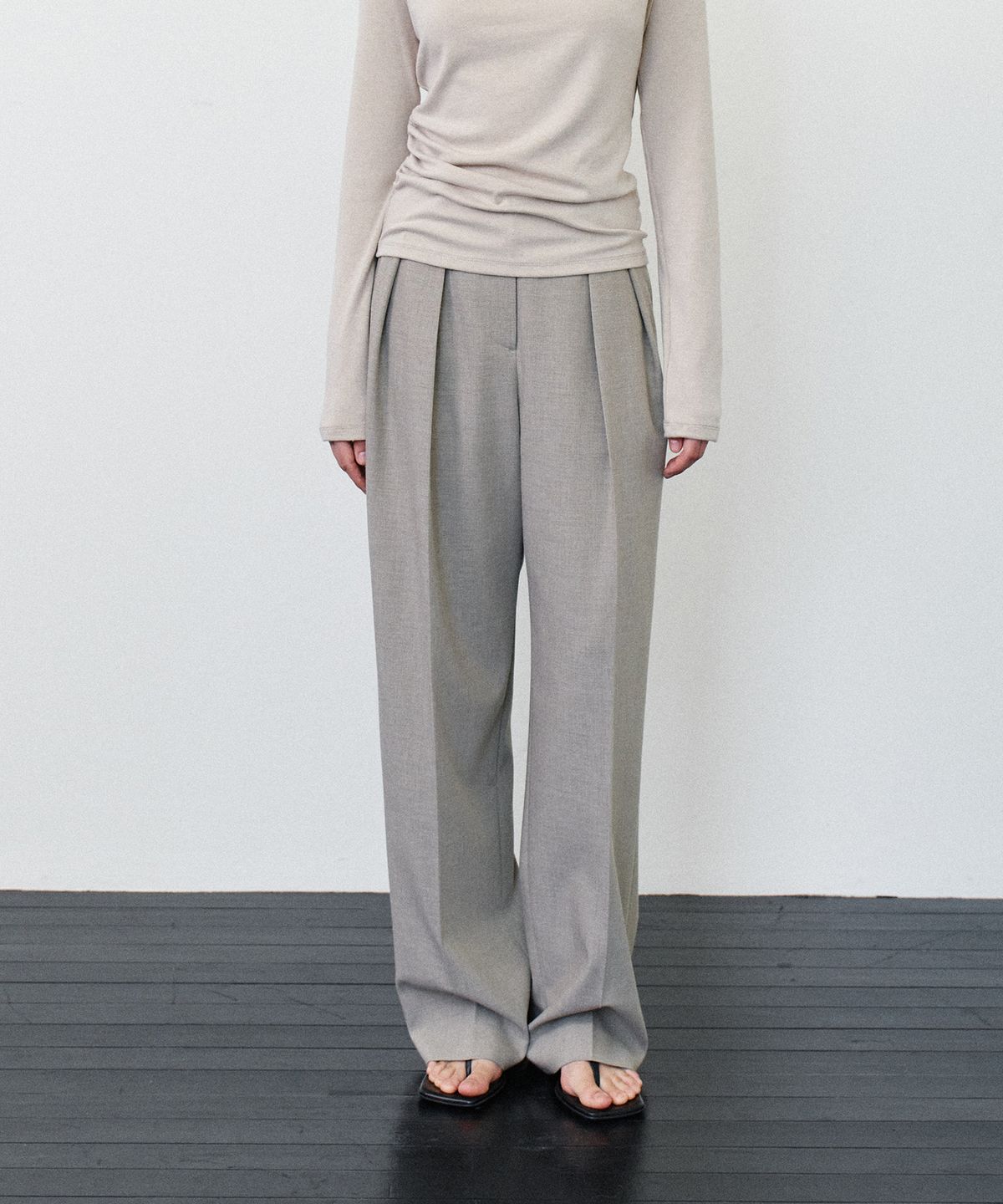 노티아(NOTIA) ESSENTIAL WIDE FIT TWO TUCK SLACKS - BEIGE