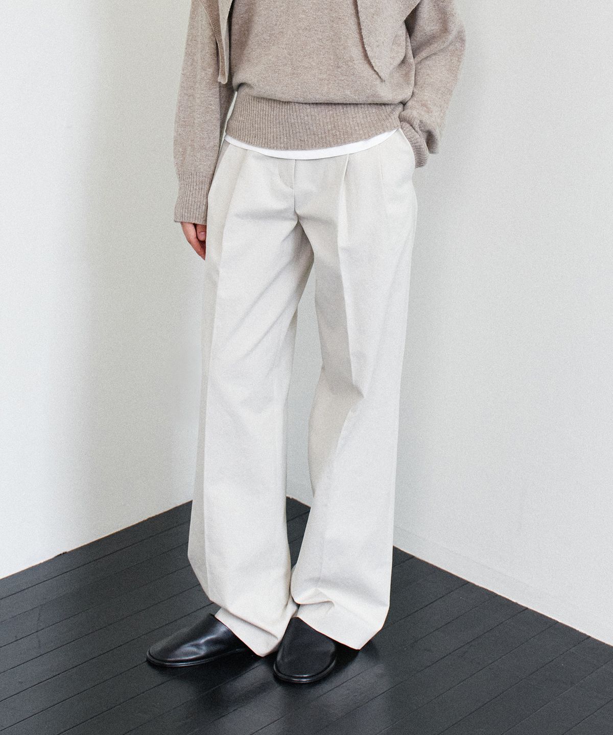 노티아(NOTIA) COTTON BIO TWO TUCK PANTS - LIGHT BEIGE