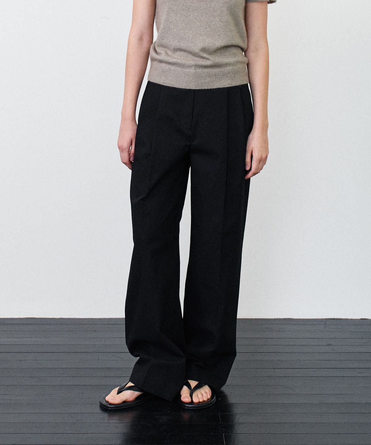 노티아(NOTIA) COTTON BIO TWO TUCK PANTS - BLACK