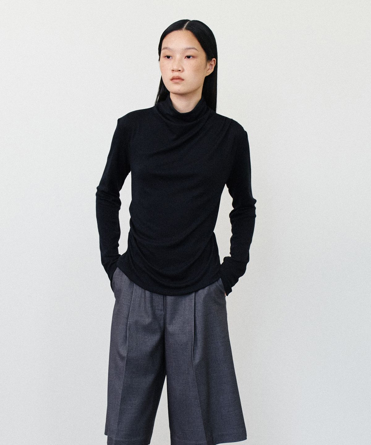 노티아(NOTIA) COWL NECK SHIRRING T-SHIRT - BLACK