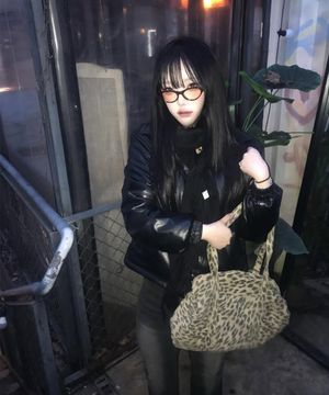 오로라 셔링 더플백_레오파드 카멜