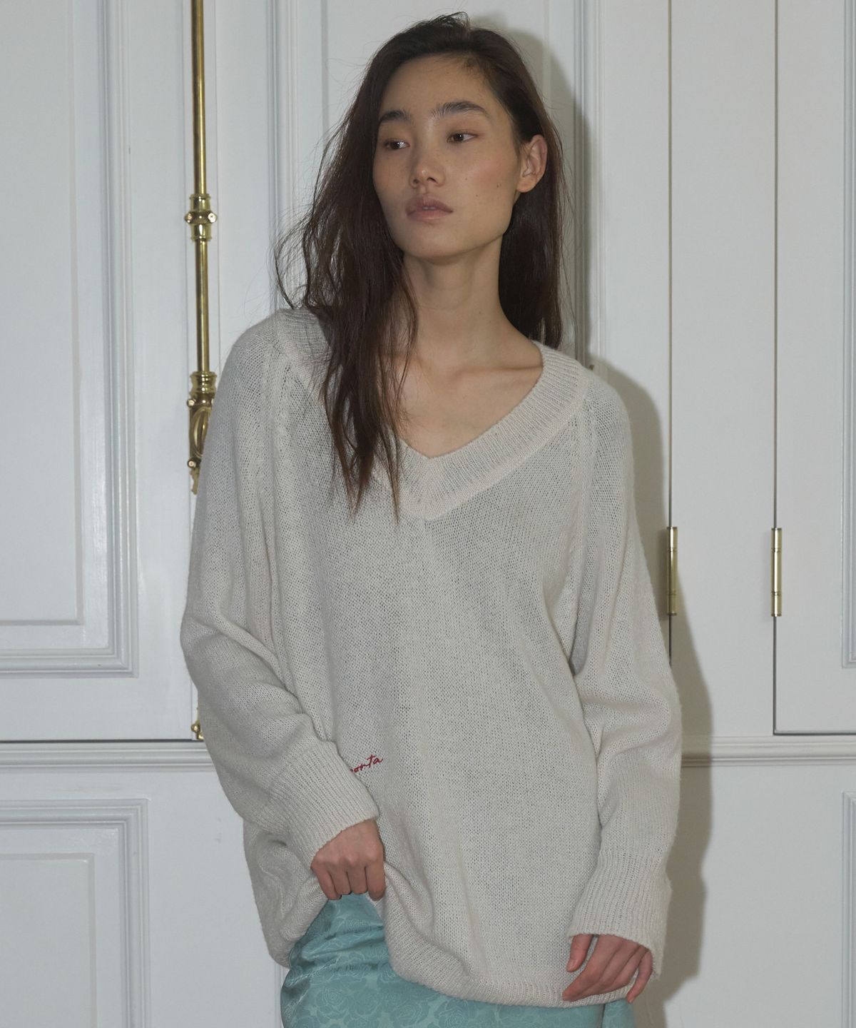 더포르타(THEPORTA) THEPORTA LOGO V-NECK KNIT, IVORY