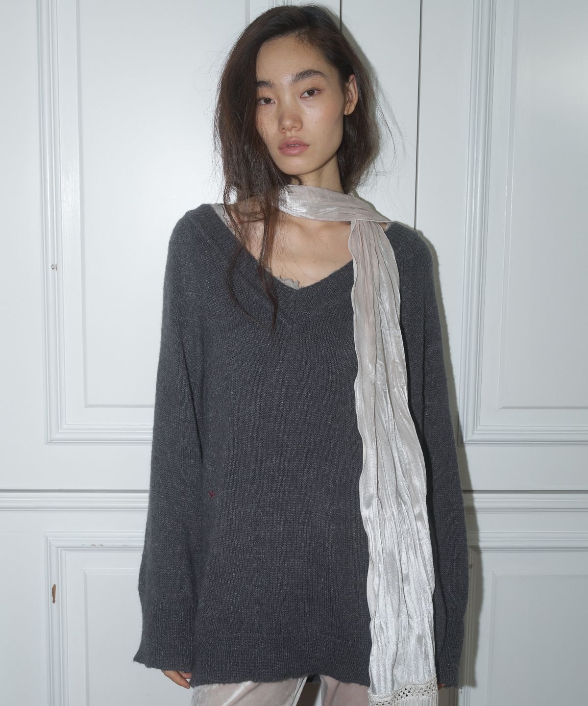 더포르타(THEPORTA) THEPORTA LOGO V-NECK KNIT, MELANGE GRAY