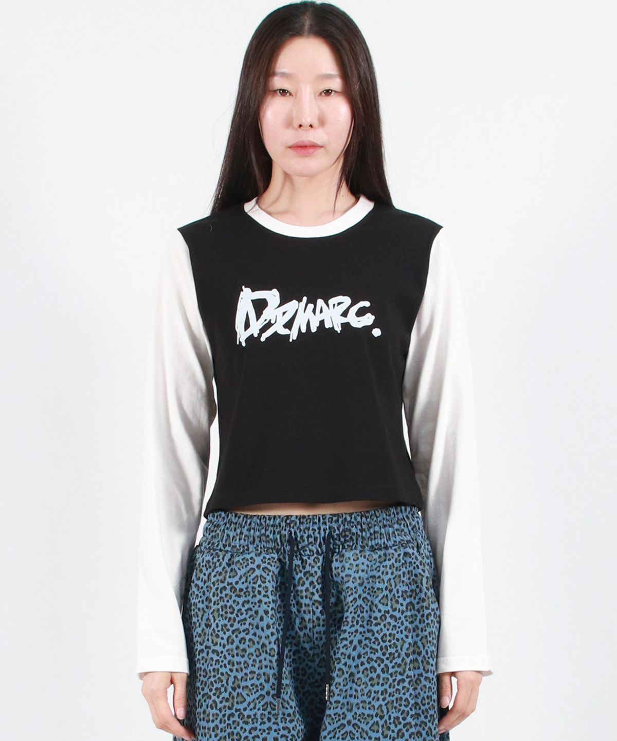 드마크(DEMARC) TOUCH LOGO COLOR-BLOCK SEMI CROP LONG SLEEVE -  Black&White