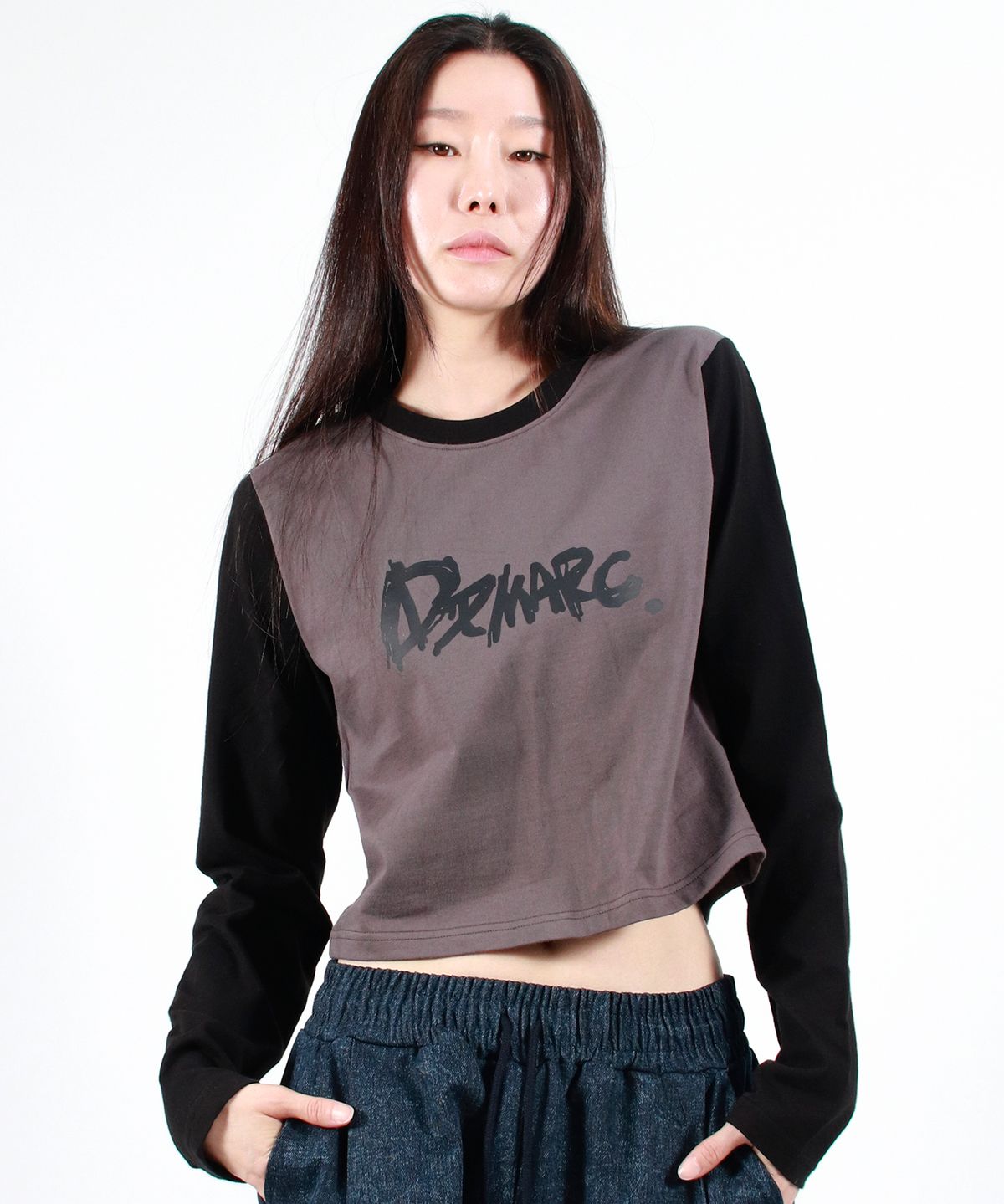 드마크(DEMARC) TOUCH LOGO COLOR-BLOCK SEMI CROP LONG SLEEVE -  Charcoal&Black