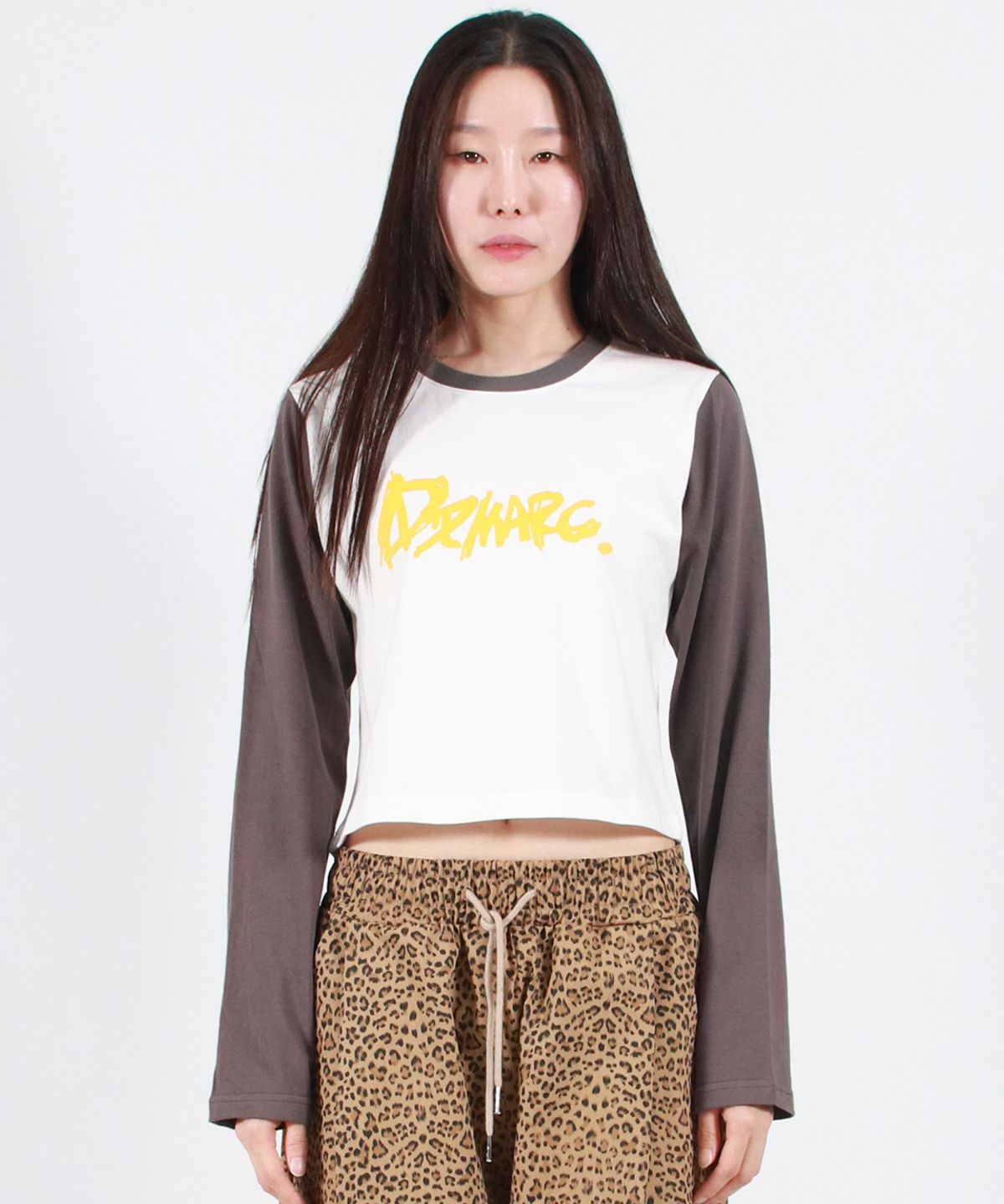 드마크(DEMARC) TOUCH LOGO COLOR-BLOCK SEMI CROP LONG SLEEVE -  White&Charcoal