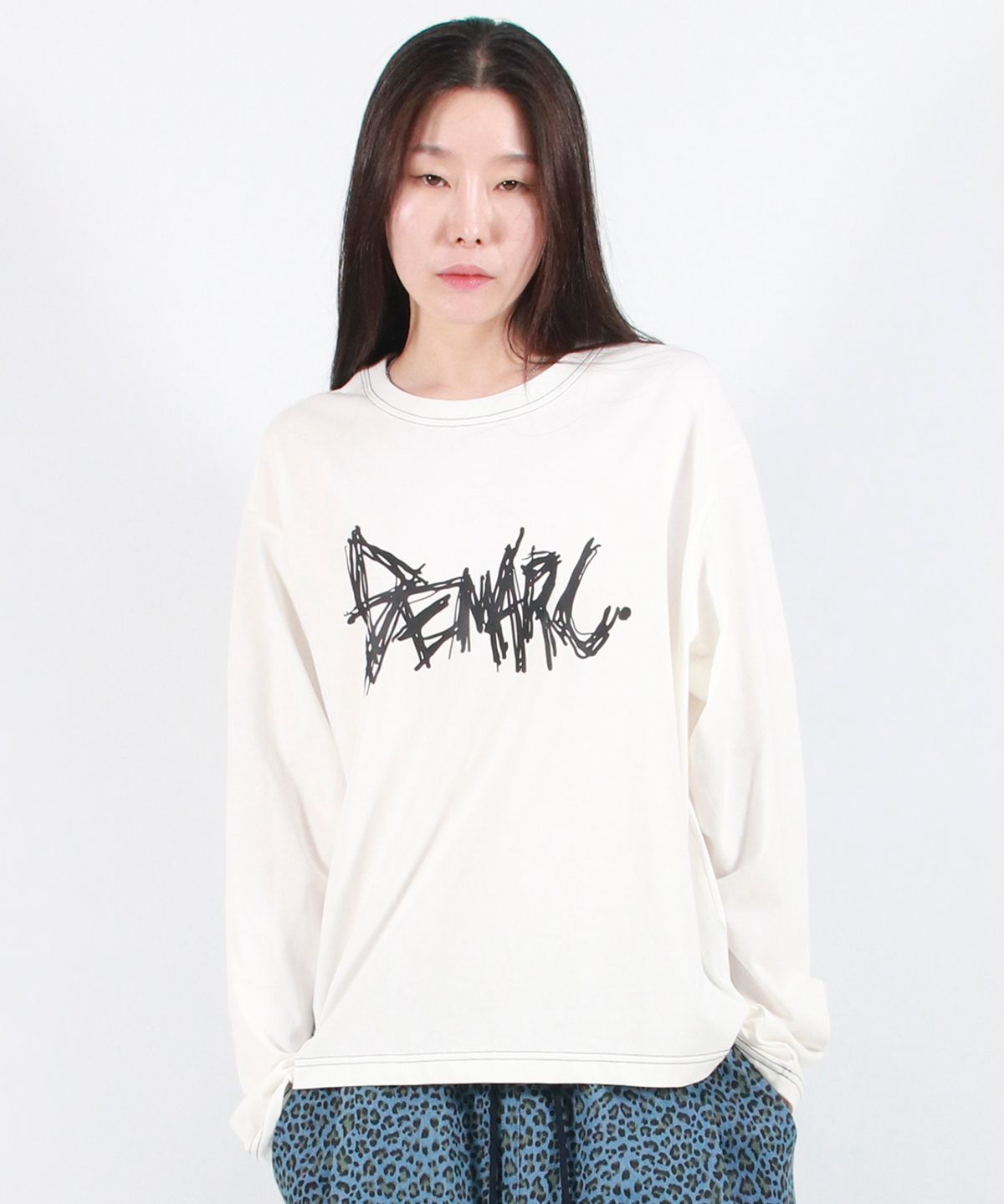 드마크(DEMARC) GRAFFITI LOGO TEXT BOXY LONG SLEEVE - White