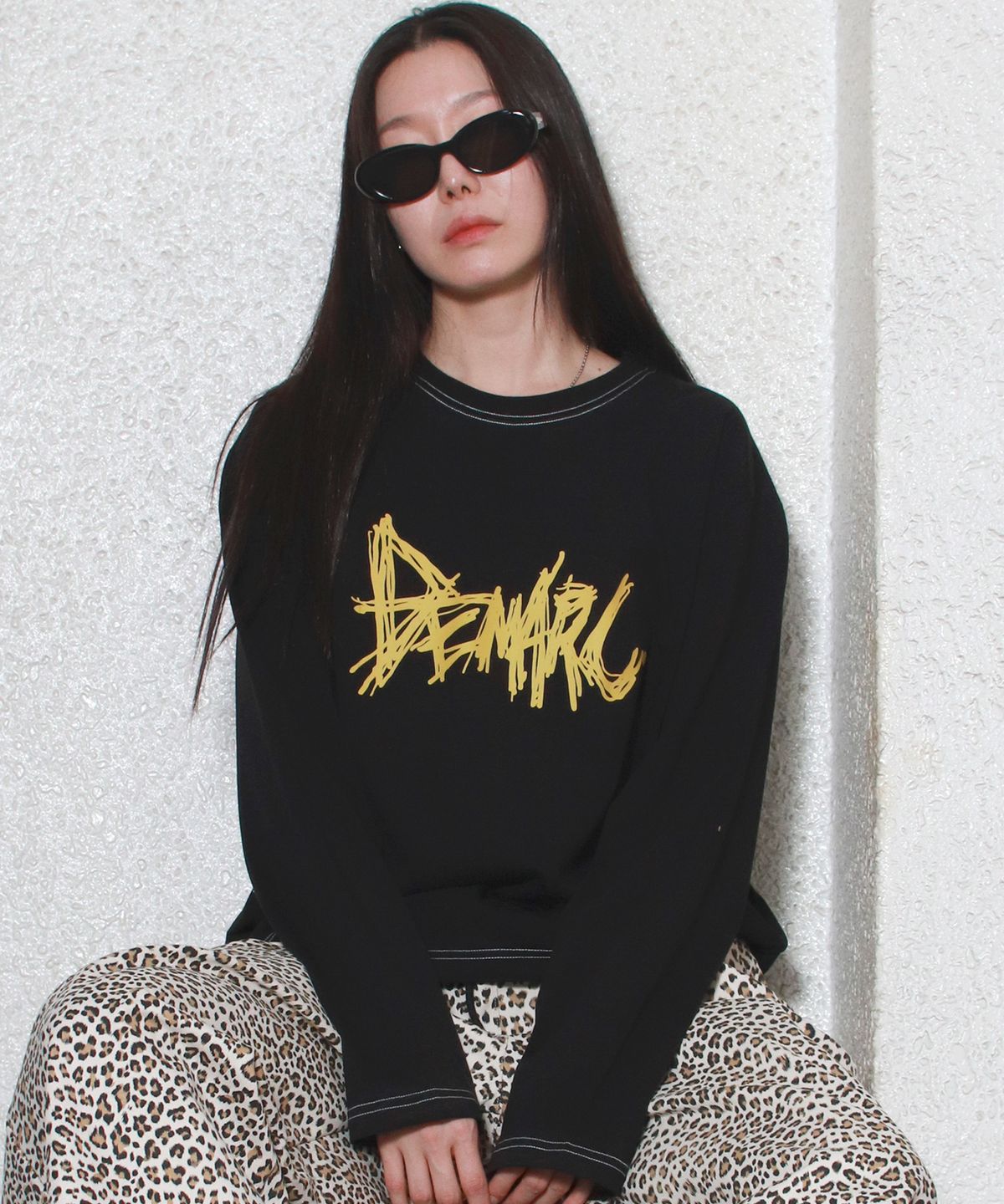 드마크(DEMARC) GRAFFITI LOGO TEXT BOXY LONG SLEEVE - Black