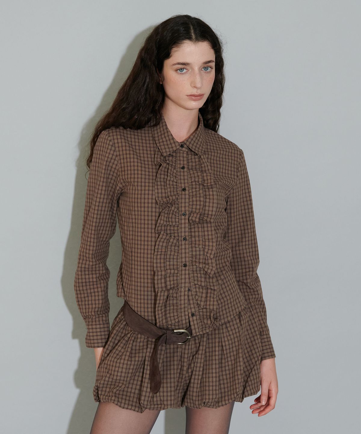 더포르타(THEPORTA) CLASSIC FRILL BLOUSE, BROWN