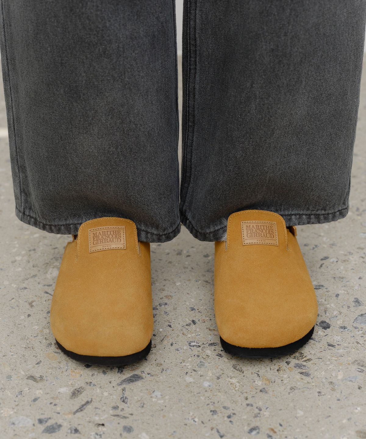 마리떼 프랑소와 저버(MARITHÉ + FRANҪOIS GIRBAUD) SUEDE STRAP CLOGS brown
