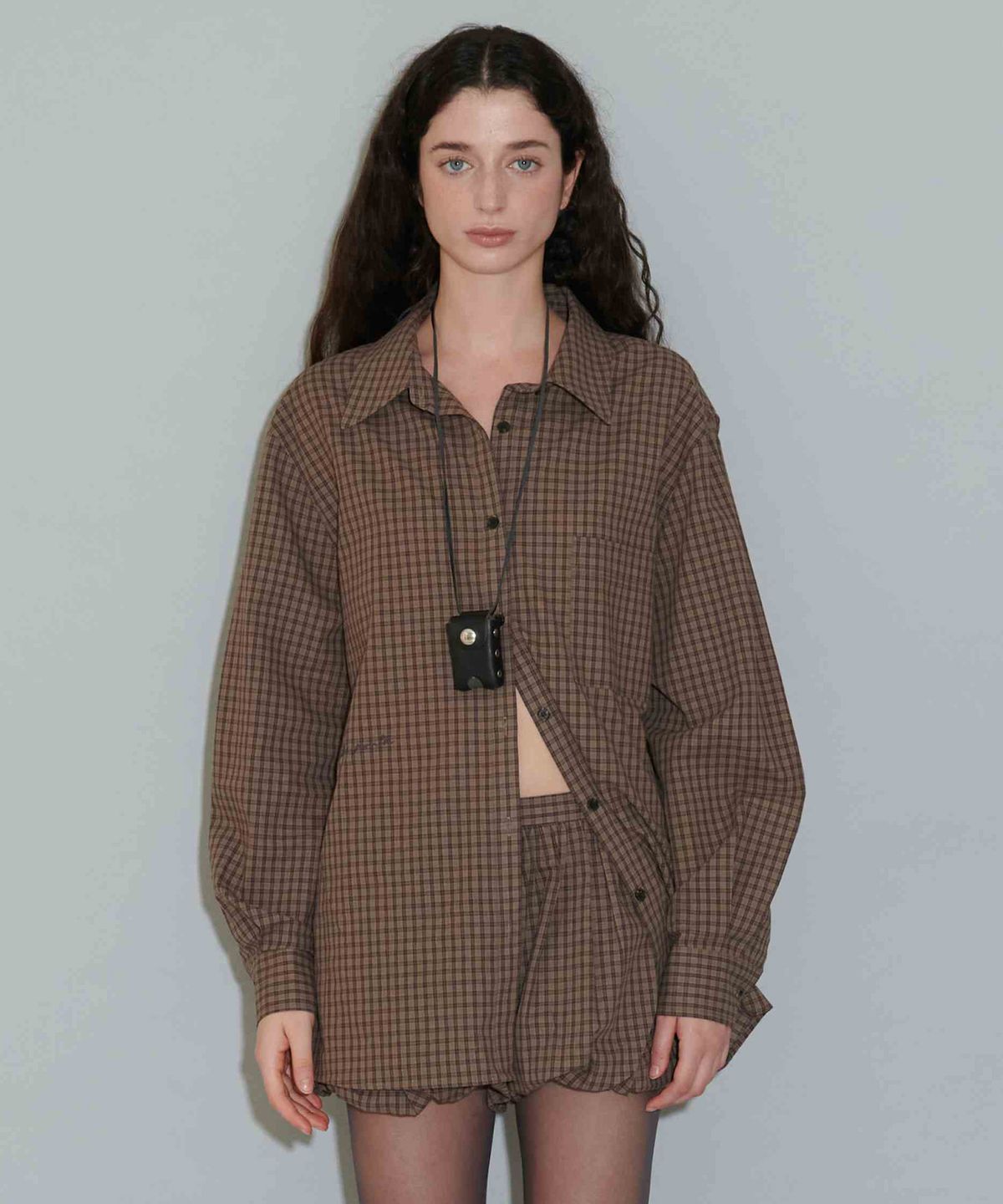 더포르타(THEPORTA) THEPORTA LOGO OVERSIZED SHIRT, BROWN