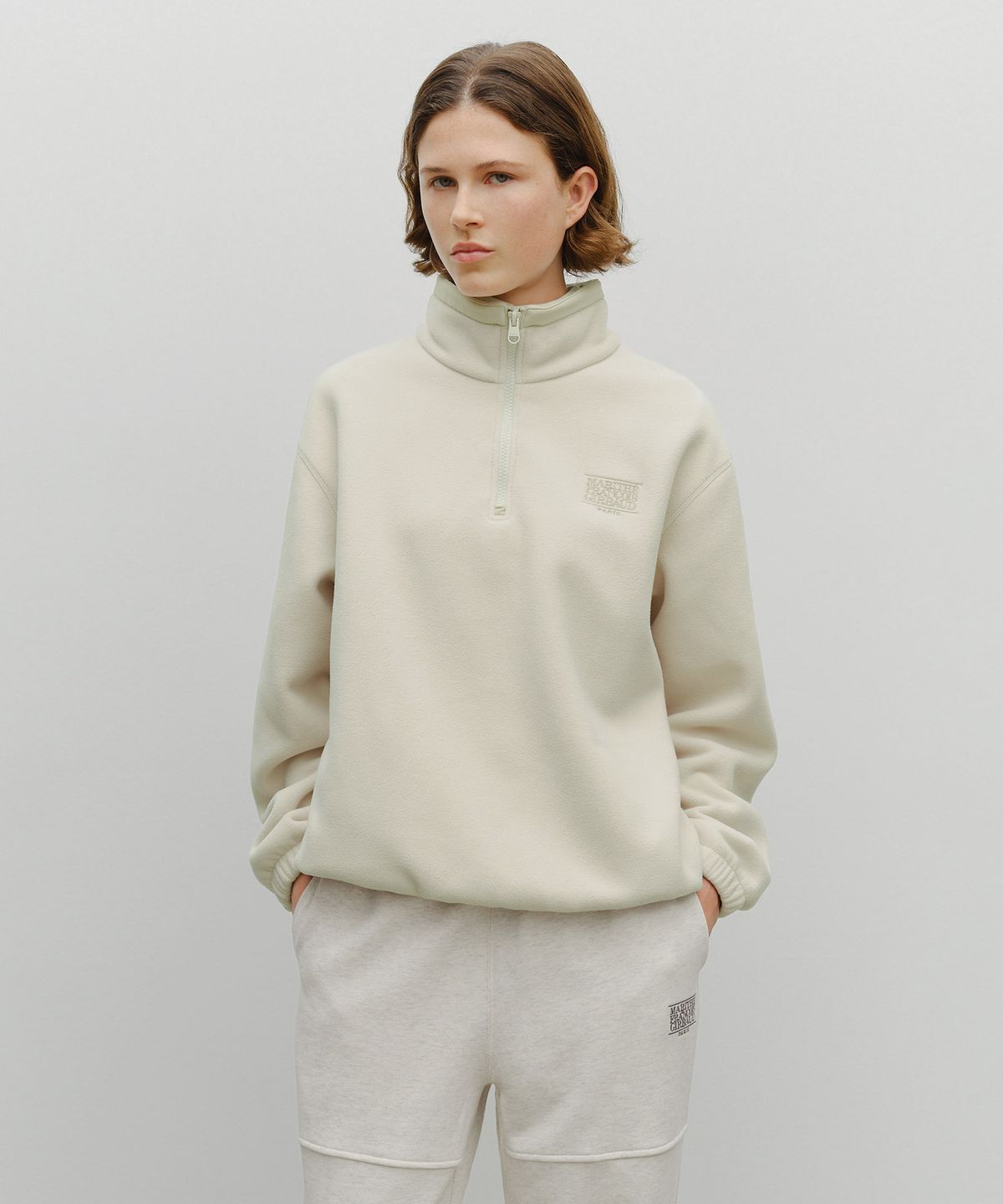 마리떼 프랑소와 저버(MARITHÉ + FRANҪOIS GIRBAUD) CLASSIC LOGO HALF NECK FLEECE SWEATSHIRT ivory