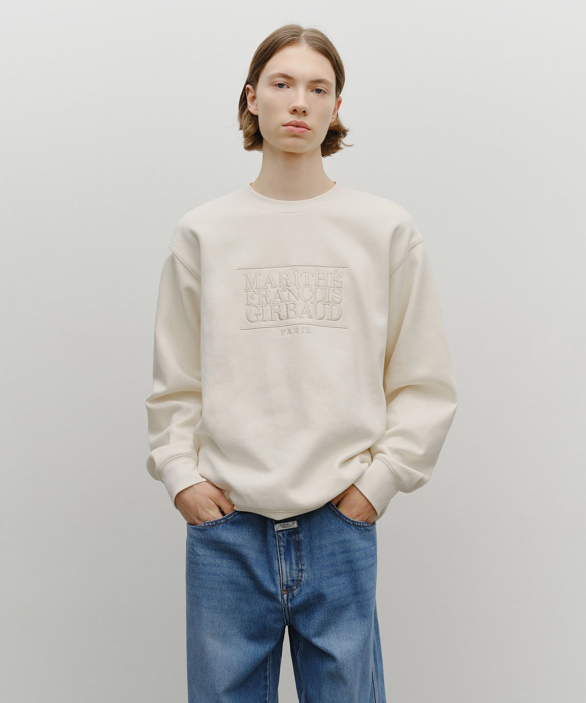 마리떼 프랑소와 저버(MARITHÉ + FRANҪOIS GIRBAUD) CLASSIC LOGO EMBROIDERY SWEATSHIRT (BRUSHED) cream